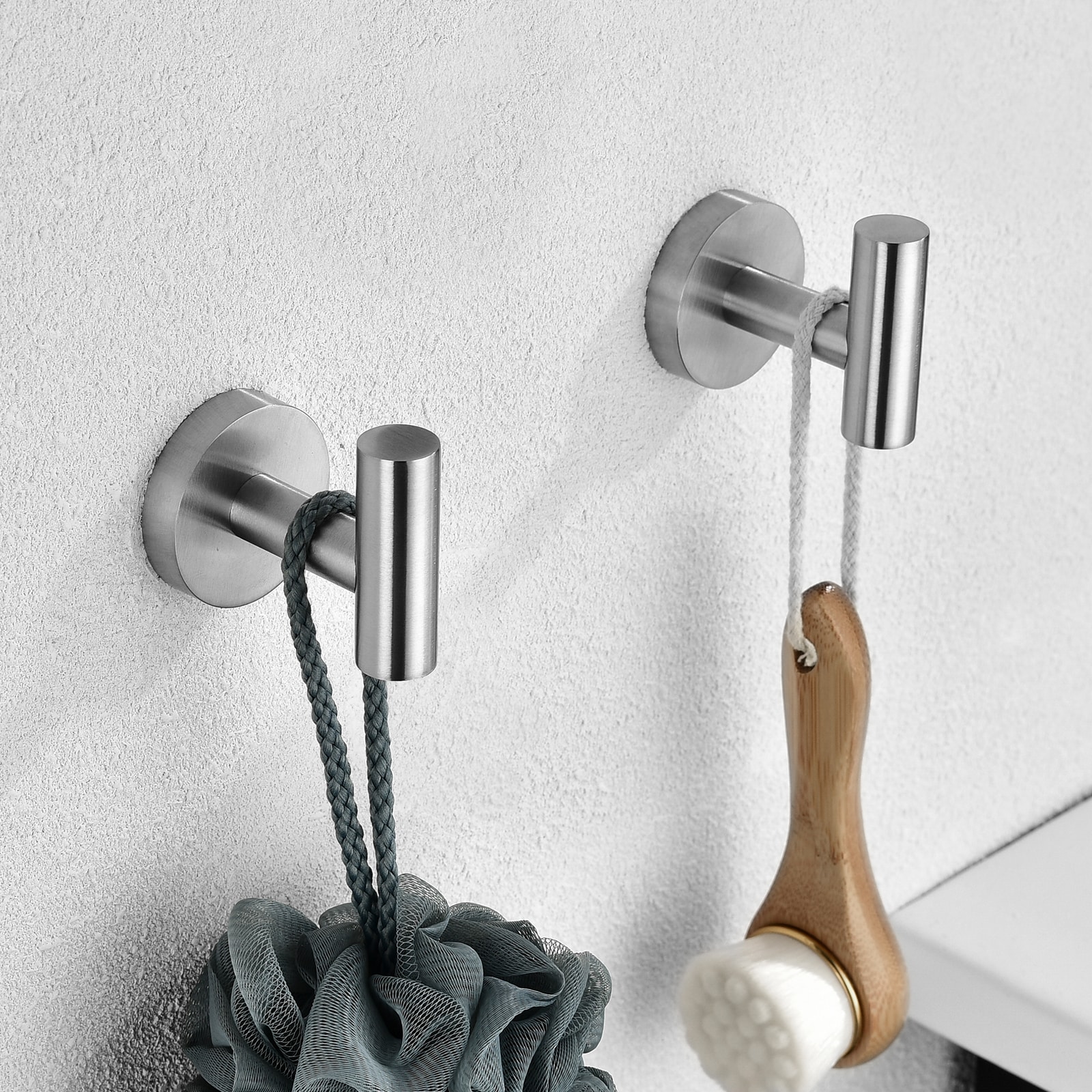 Juego de Accesorios de Baño Decorativos de Níquel Cepillado de 6 Piezas Cobbe - Incluye Barra para Toallas, Portarrollos de Papel, Anillo para Toallas y Gancho para Batas  LS1-H02GJTZ012
