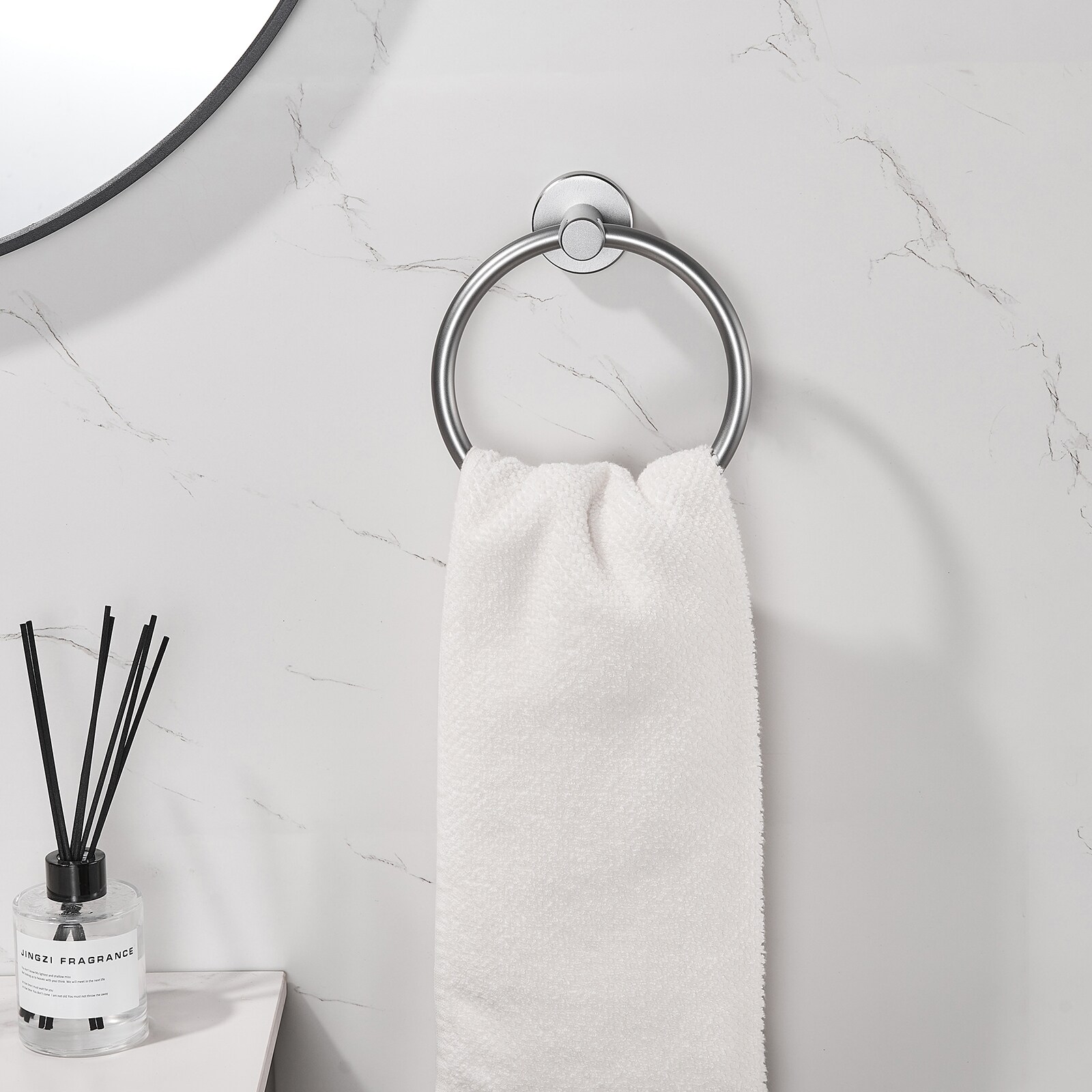 Juego de Accesorios Decorativos para Baño en Gris de 6 Piezas Cobbe - Barra de Toalla, Porta Papel Higiénico, Anillo de Toalla, Gancho para Bata incluido LSKBHS02062