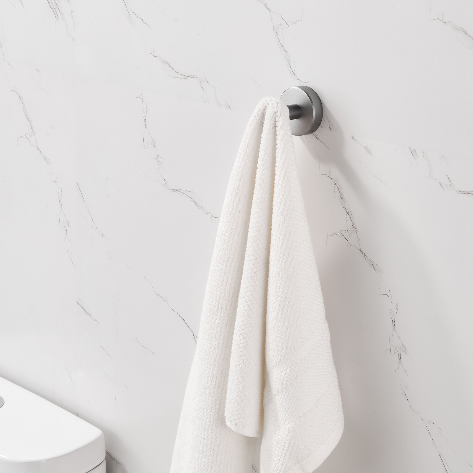 Juego de Accesorios Decorativos para Baño en Gris de 6 Piezas Cobbe - Barra de Toalla, Porta Papel Higiénico, Anillo de Toalla, Gancho para Bata incluido LSKBHS02062