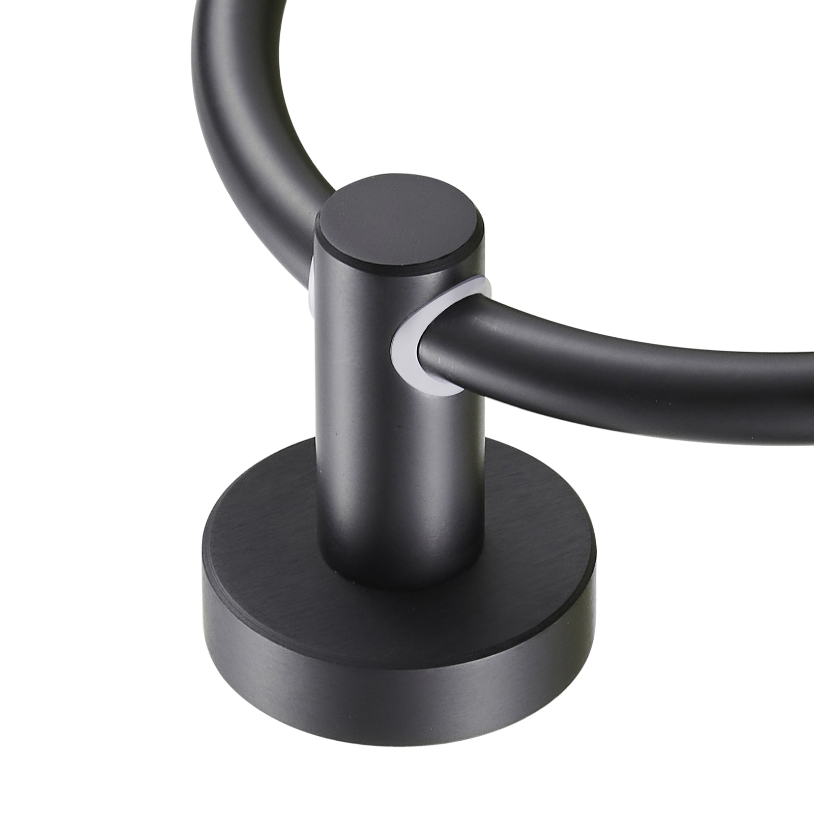 Juego de accesorios decorativos para baño en negro mate de 3 piezas Cobbe: Barra para toallas, porta papel higiénico y argolla para toallas (incluido LSKBHS03031)