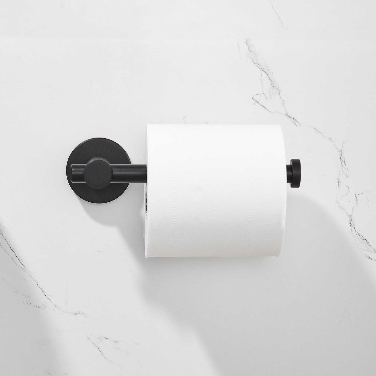 Juego de accesorios decorativos para baño en negro mate de 3 piezas Cobbe: Barra para toallas, porta papel higiénico y argolla para toallas (incluido LSKBHS03031)