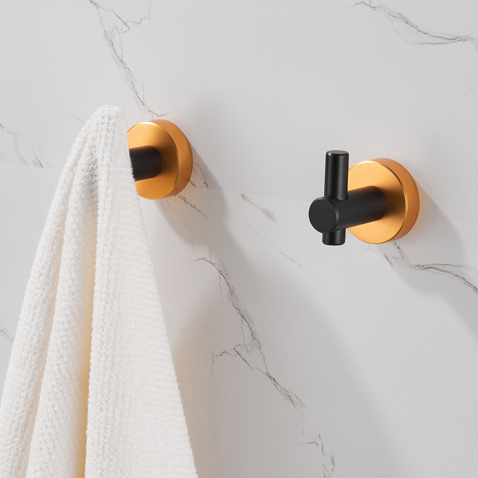 Juego de Accesorios de Baño Decorativos Negro y Dorado de 6 Piezas Incluye Barra de Toallas, Porta Papel, Argolla de Toallas y Gancho para Batas Cobbe