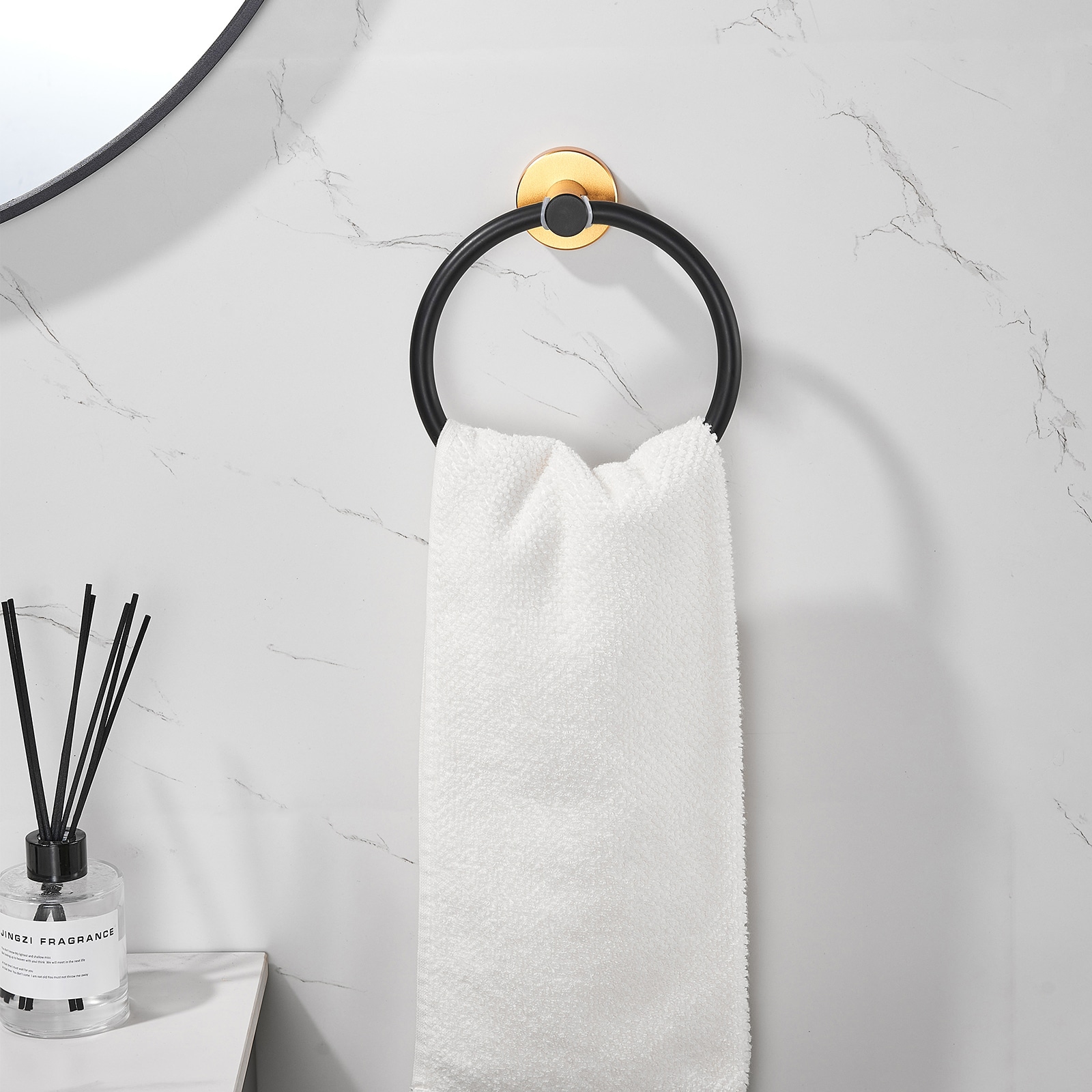 Juego de Accesorios de Baño Decorativos Negro y Dorado de 6 Piezas Incluye Barra de Toallas, Porta Papel, Argolla de Toallas y Gancho para Batas Cobbe