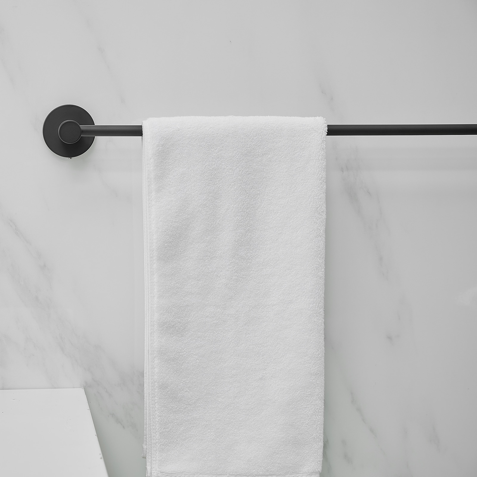 Juego de Accesorios de Baño Decorativos en Negro Mate de 5 Piezas A-91013 - Barra de Toalla, Porta Papel Higiénico, Gancho para Batas incluido A-91013-S-NEGRO-1
