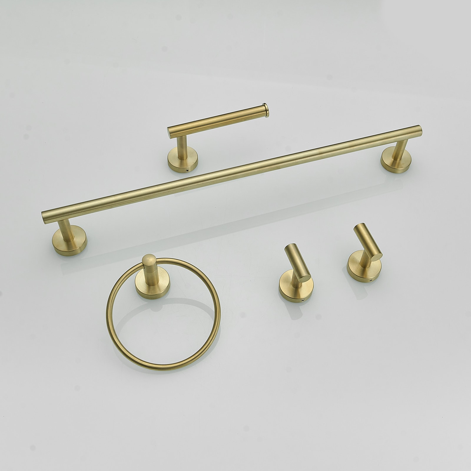 Set de accesorios de baño de 5 piezas en color dorado cepillado. Incluye barra de toalla, porta papel higiénico, anillo de toalla y gancho para batas. A-91020-BG.