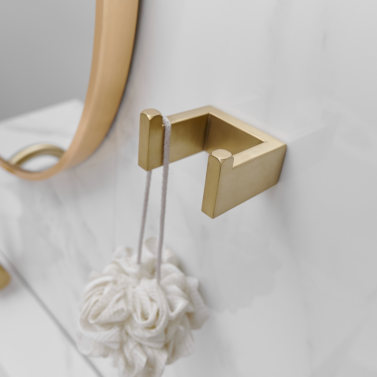 Juego de Accesorios para Baño en Dorado Cepillado de 4 Piezas: Barra para Toallas, Portarrollos de Papel Higiénico, Gancho para Batas incluido A-91001-BG