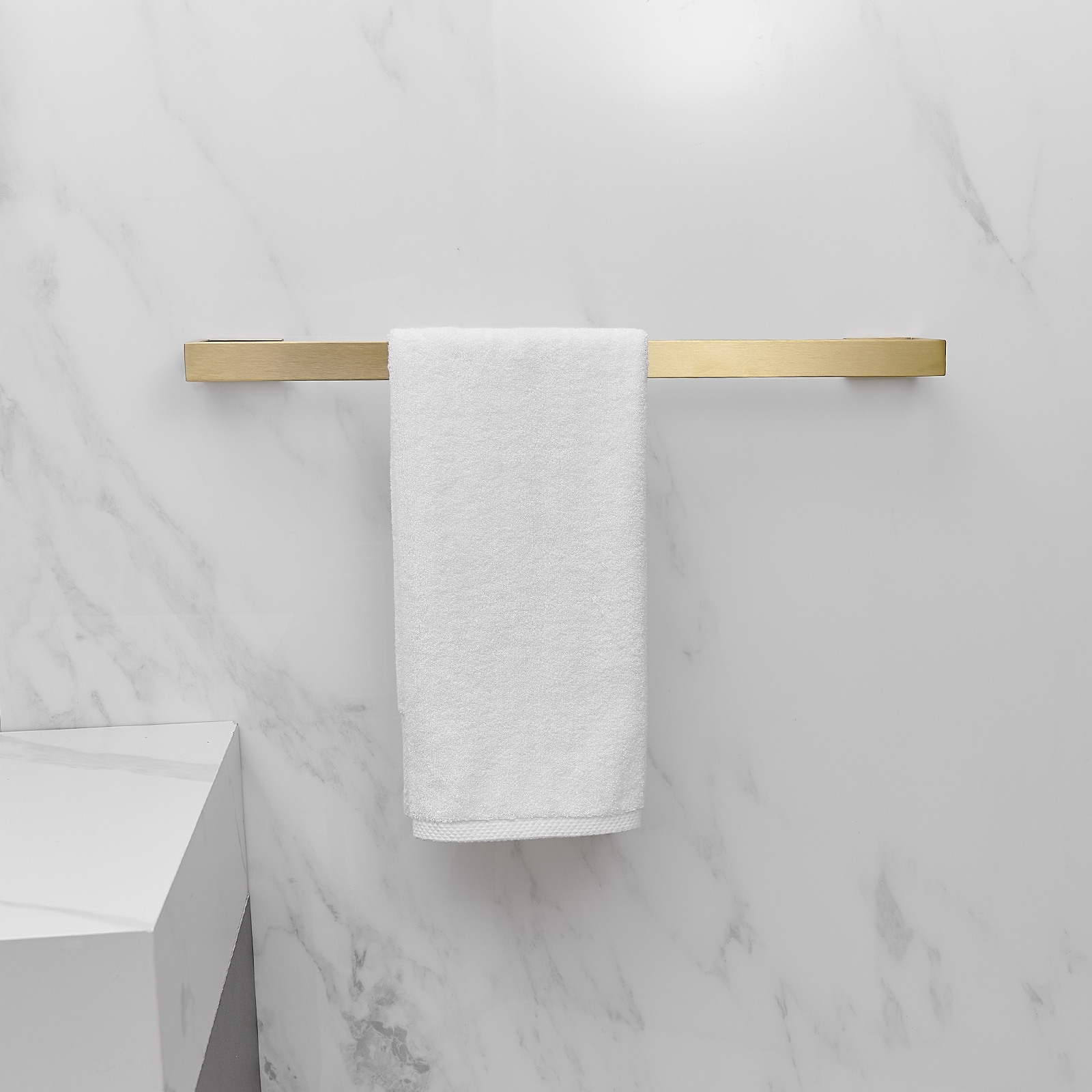 Juego de Accesorios para Baño en Dorado Cepillado de 4 Piezas: Barra para Toallas, Portarrollos de Papel Higiénico, Gancho para Batas incluido A-91001-BG