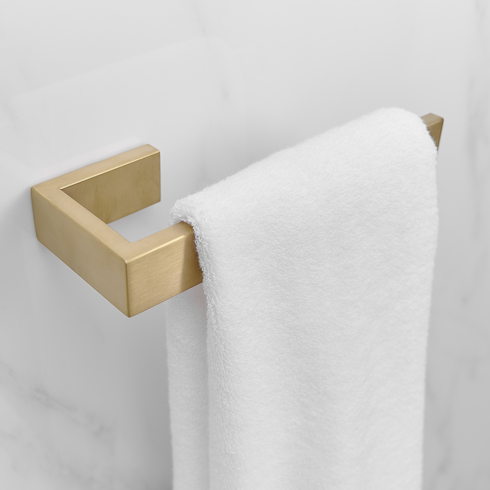 Juego de Accesorios para Baño en Dorado Cepillado de 4 Piezas: Barra para Toallas, Portarrollos de Papel Higiénico, Gancho para Batas incluido A-91001-BG
