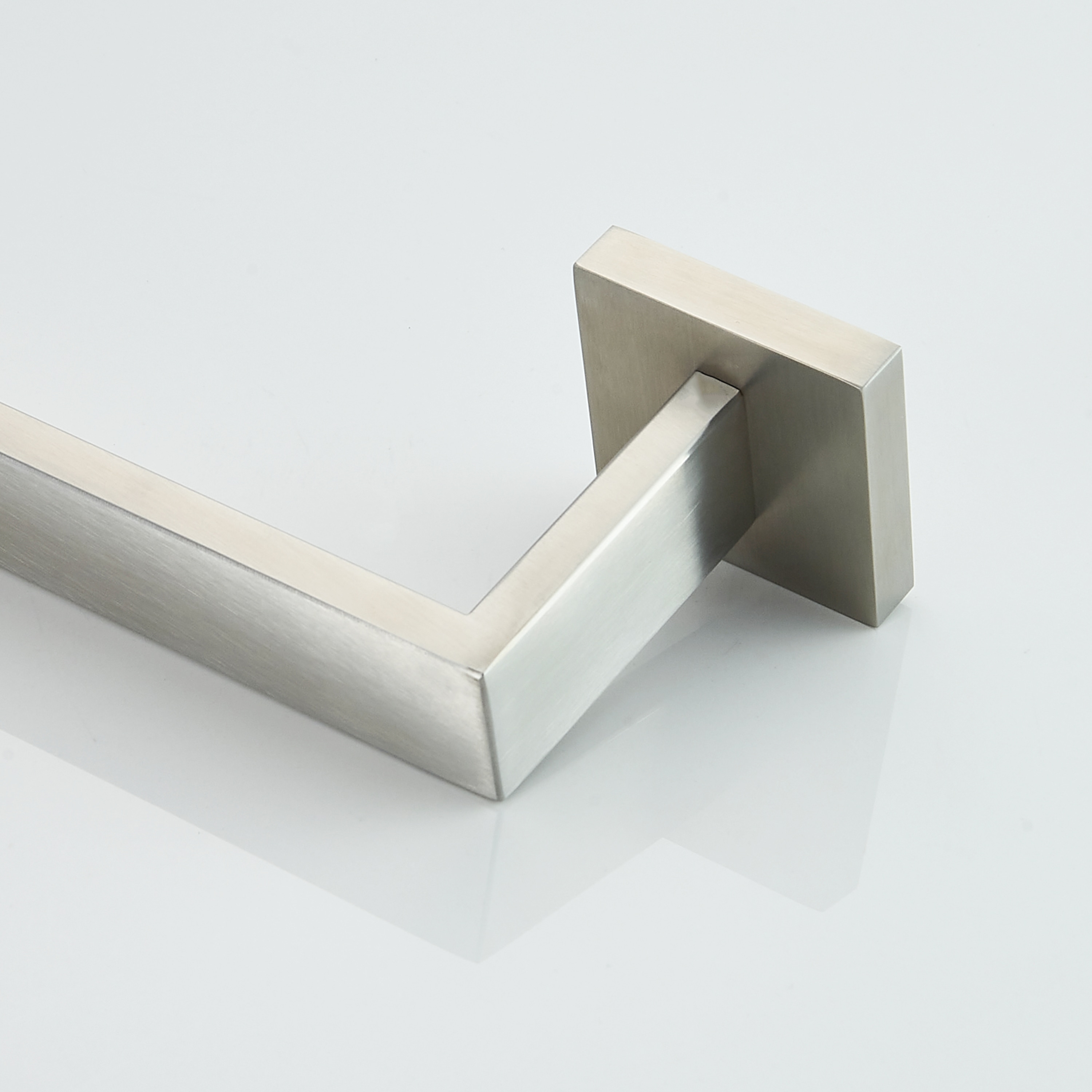 Juego de accesorios decorativos para baño de 4 piezas en níquel cepillado - Barra para toallas, porta papel higiénico, gancho para batas incluidos LL19002BN4A