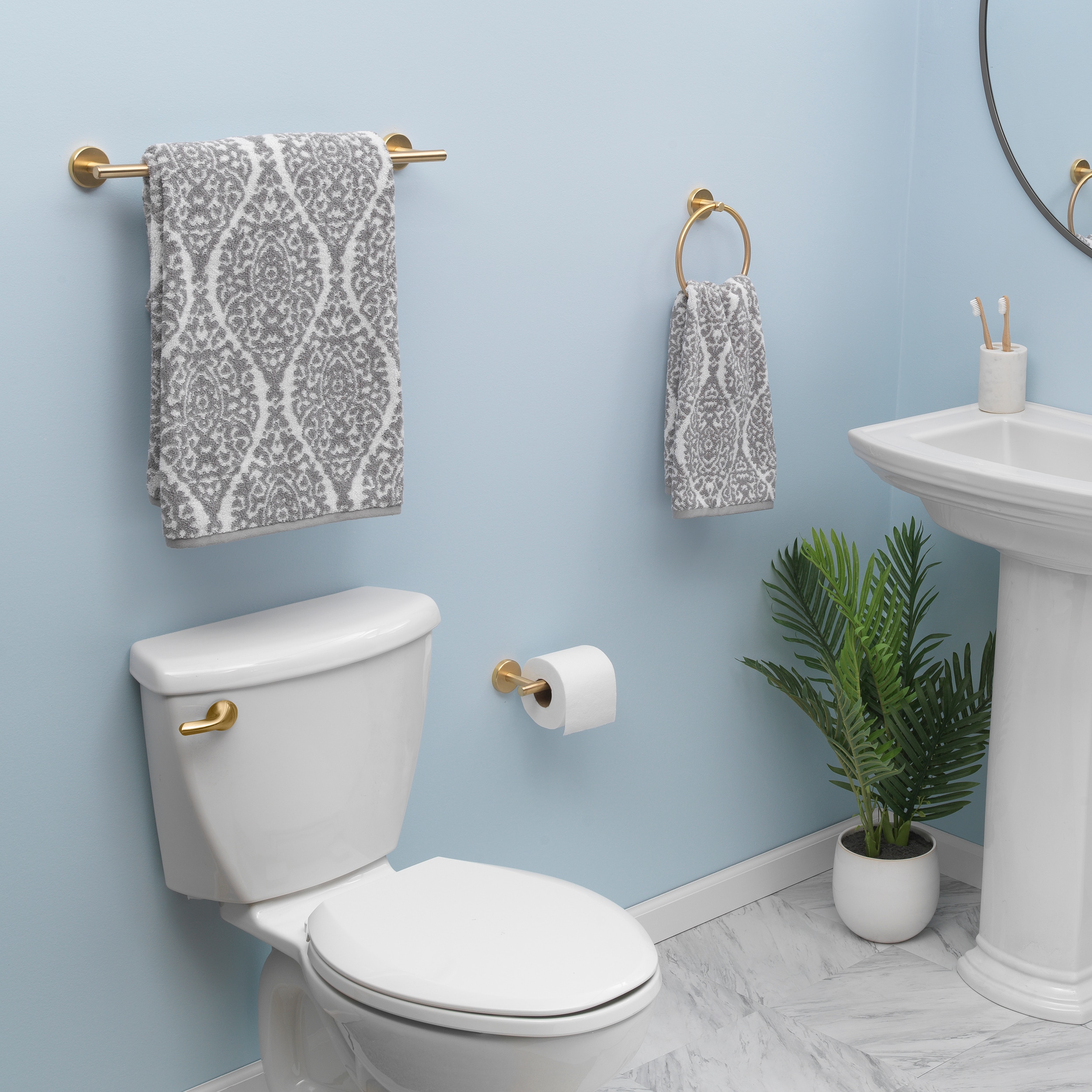 Set de accesorios de baño decorativos en oro cepillado de 3 piezas Harlow de allen + roth, incluye barra para toallas, porta papel higiénico y argolla para toallas.