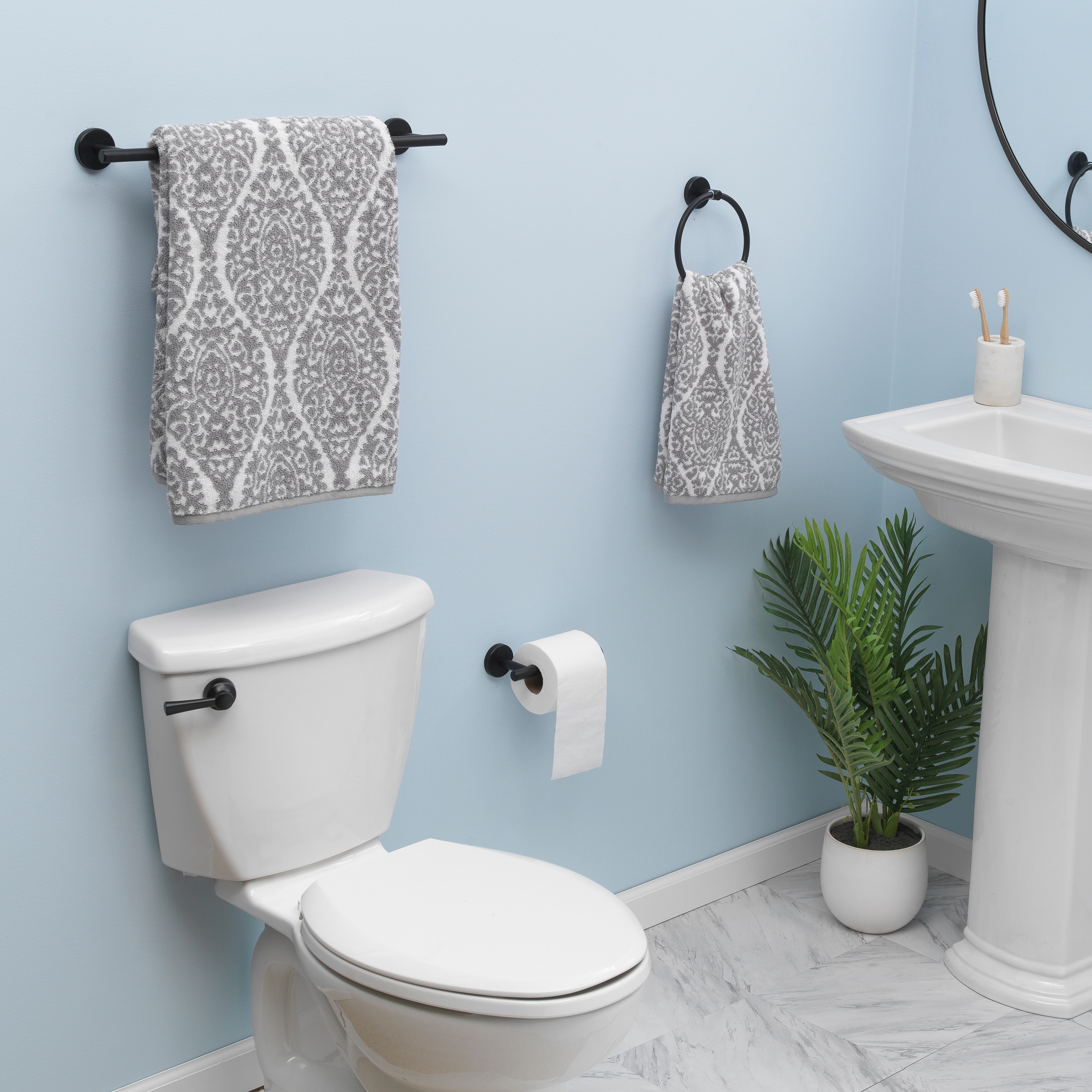 Juego de Accesorios de Baño Decorativos en Negro Mate Harlow de 3 Piezas de allen + roth: Barra para Toallas, Portarrollos de Papel Higiénico y Anillo para Toallas, Incluidos 167-HAR3KT-ARMB