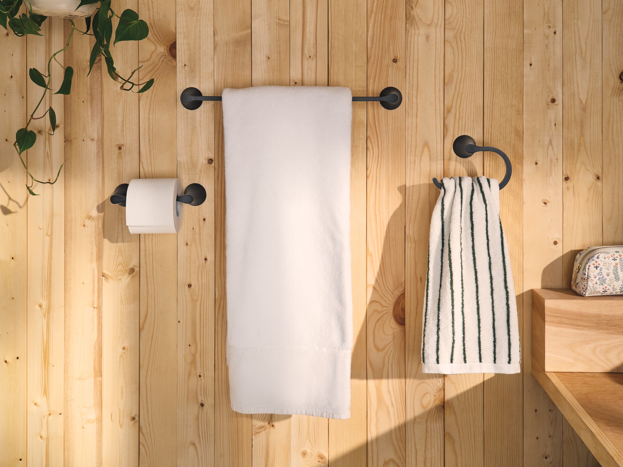 Juego de Accesorios de Baño Graeden en Negro Mate de 3 Piezas de Moen: Barra de Toalla, Porta Papel Higiénico, Argolla de Toalla, Incluido Y0993BL