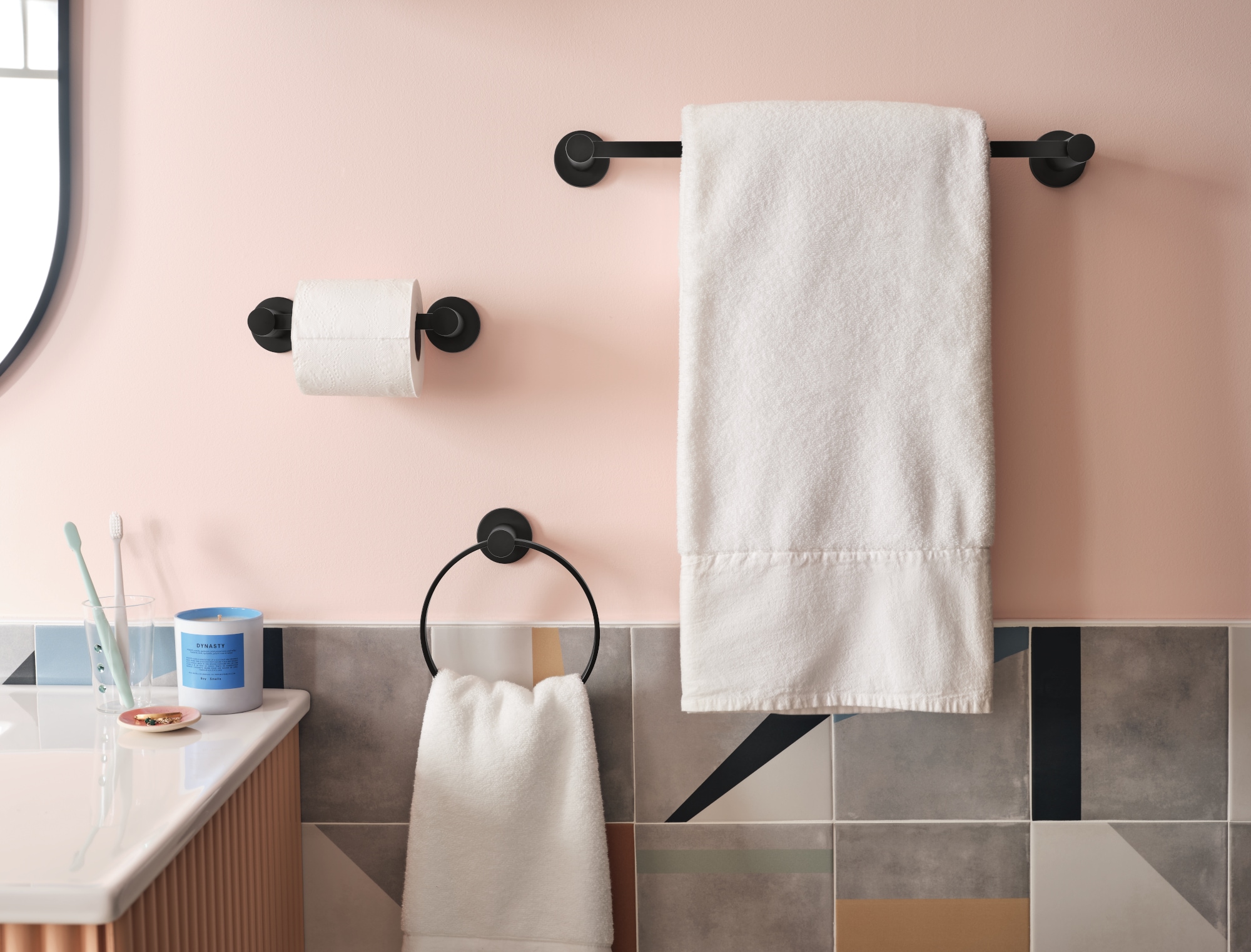 Juego de accesorios de baño decorativo negro mate de Moen de 3 piezas: Barra de toalla, porta rollo de papel higiénico y anillo de toalla Avri. Incluye Y1493BL.