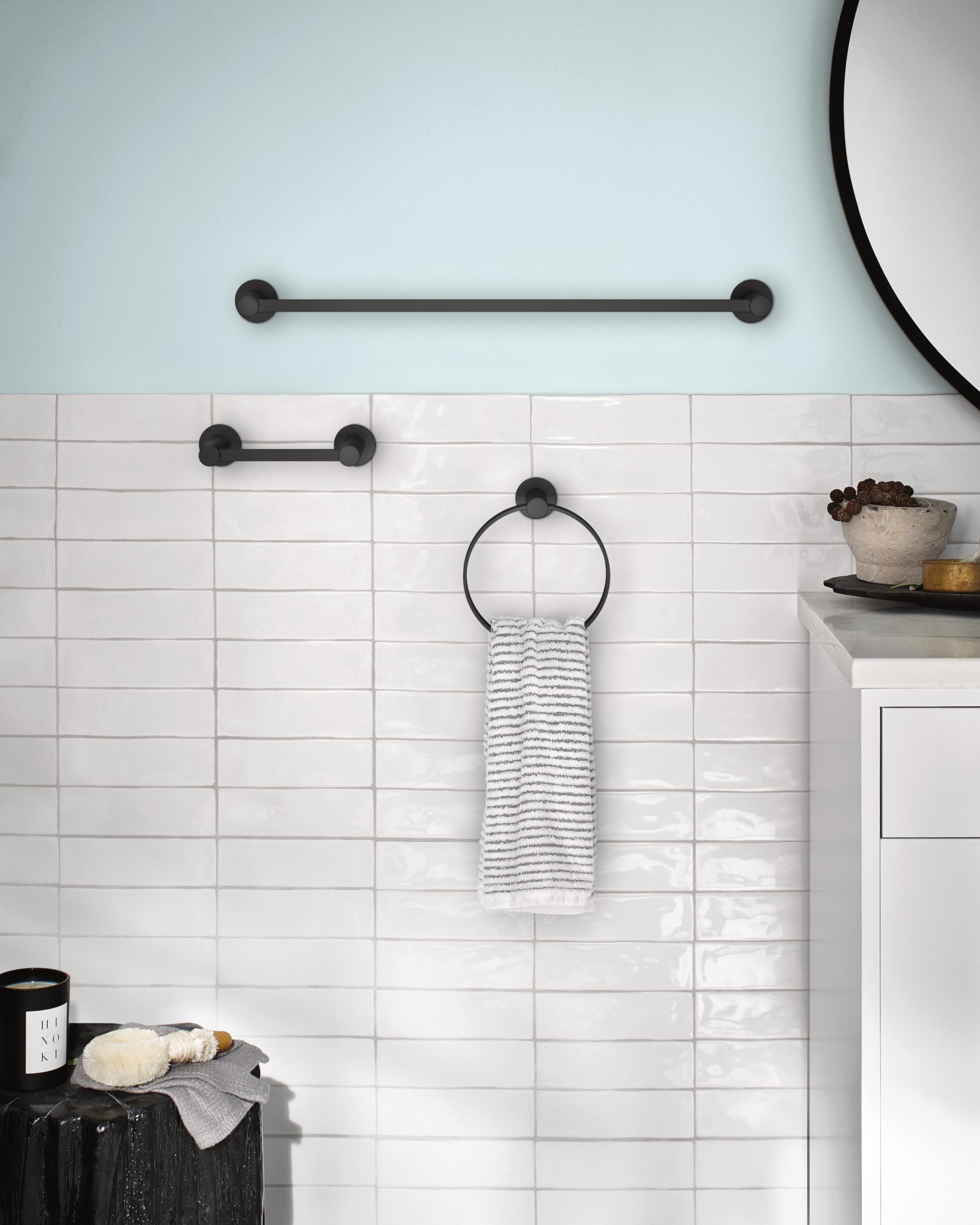 Juego de accesorios de baño decorativo negro mate de Moen de 3 piezas: Barra de toalla, porta rollo de papel higiénico y anillo de toalla Avri. Incluye Y1493BL.