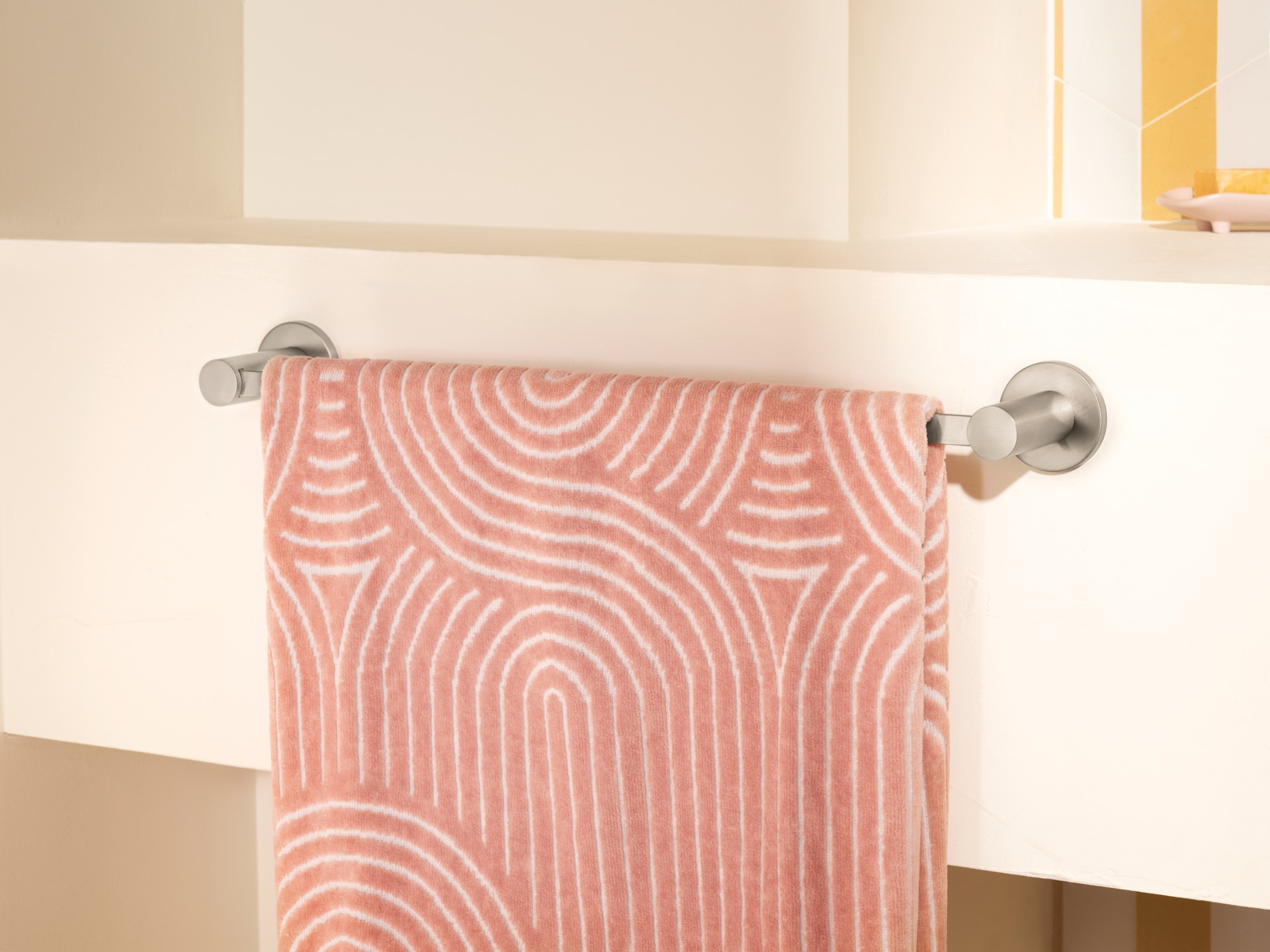 Juego de Accesorios Decorativos para Baño en Níquel Cepillado Avri de 3 Piezas de Moen - Barra de Toallas, Porta Papel Higiénico, y Argolla de Toalla incluidos Y1493BN
