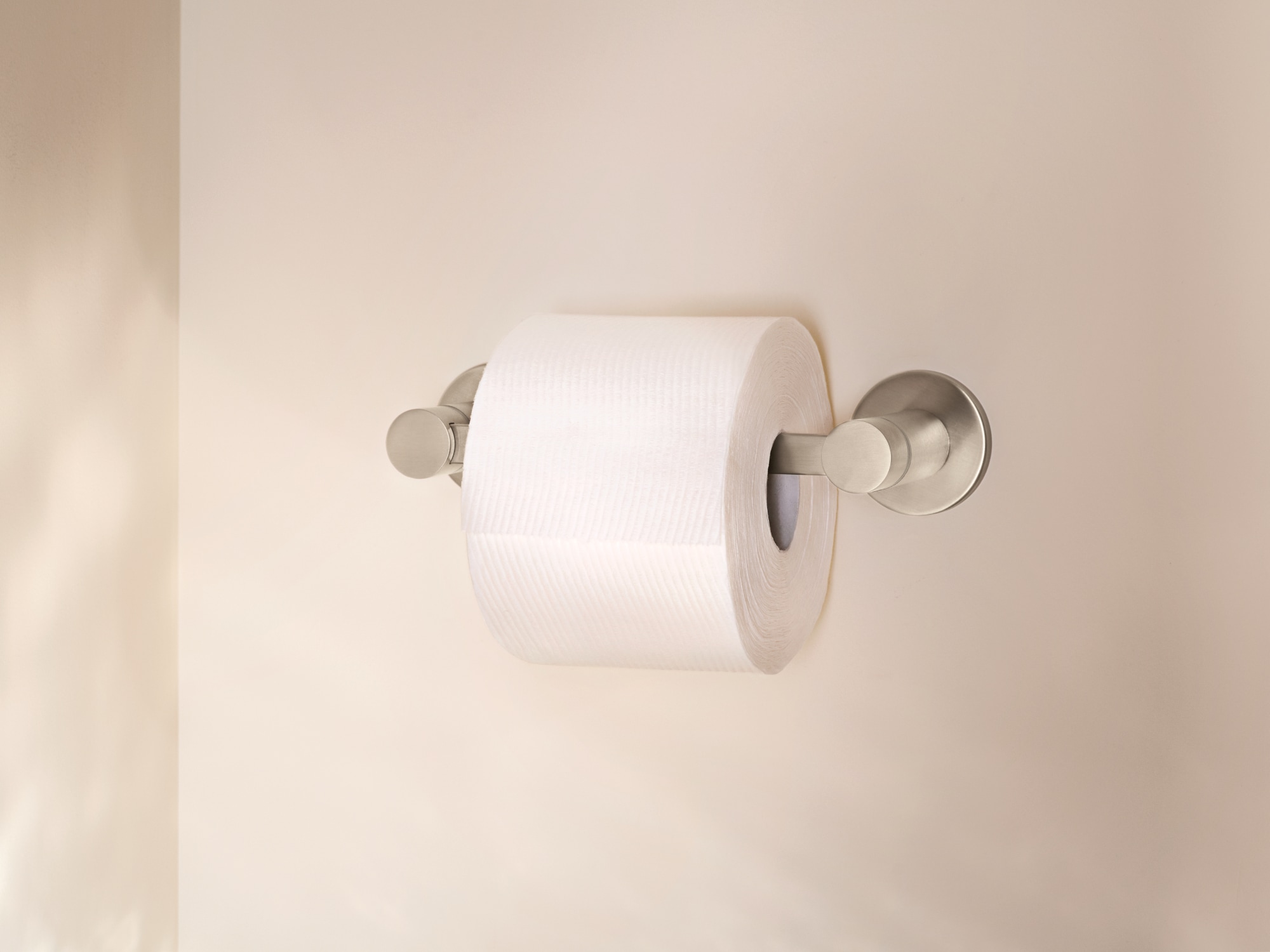 Juego de Accesorios Decorativos para Baño en Níquel Cepillado Avri de 3 Piezas de Moen - Barra de Toallas, Porta Papel Higiénico, y Argolla de Toalla incluidos Y1493BN