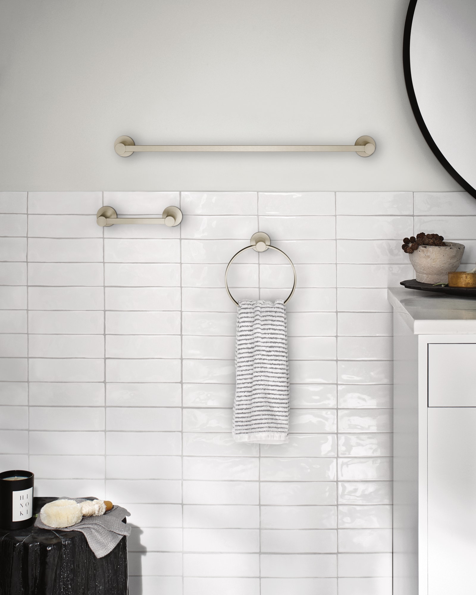 Juego de Accesorios Decorativos para Baño en Níquel Cepillado Avri de 3 Piezas de Moen - Barra de Toallas, Porta Papel Higiénico, y Argolla de Toalla incluidos Y1493BN