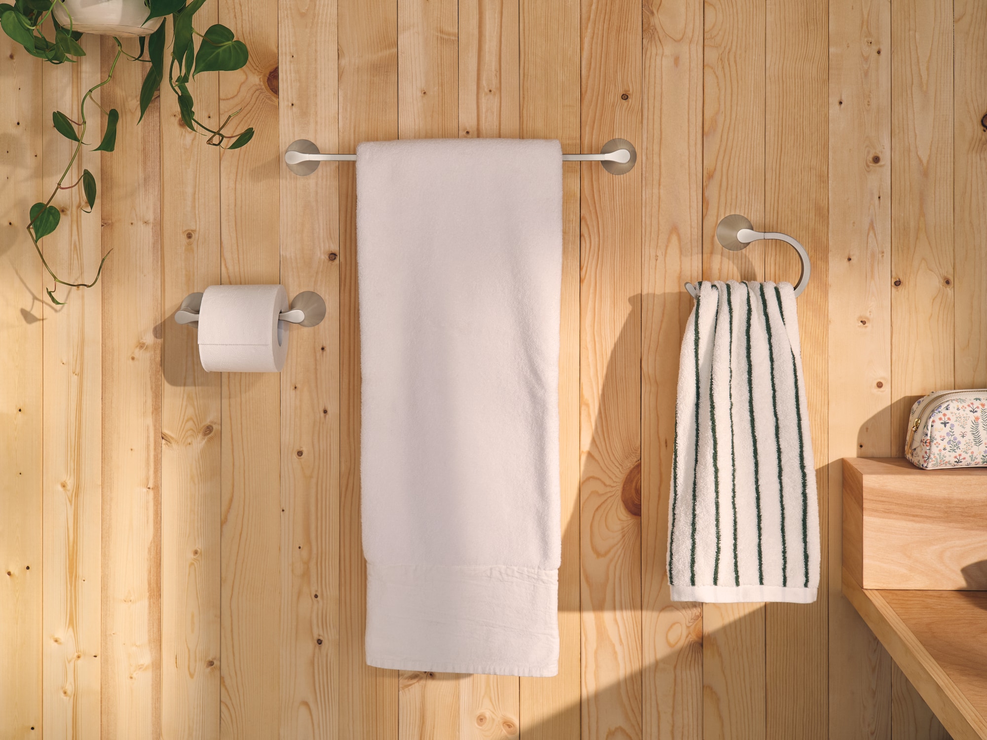 Juego de Accesorios de Baño Decorativos de Níquel Cepillado 3 piezas Moen Graeden - Barra Toallera, Porta Rollos de Papel y Argolla para Toalla, Incluidos Y0993BN