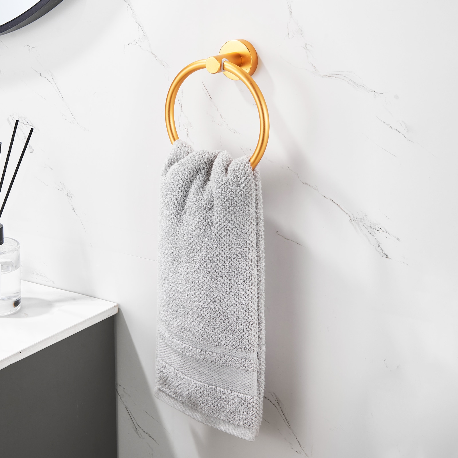 Set de accesorios de baño decorativos en color oro cepillado de 3 piezas de Nestfair: barra de toalla, porta papel higiénico y argolla para toalla. Incluye el modelo SX-DR3014.