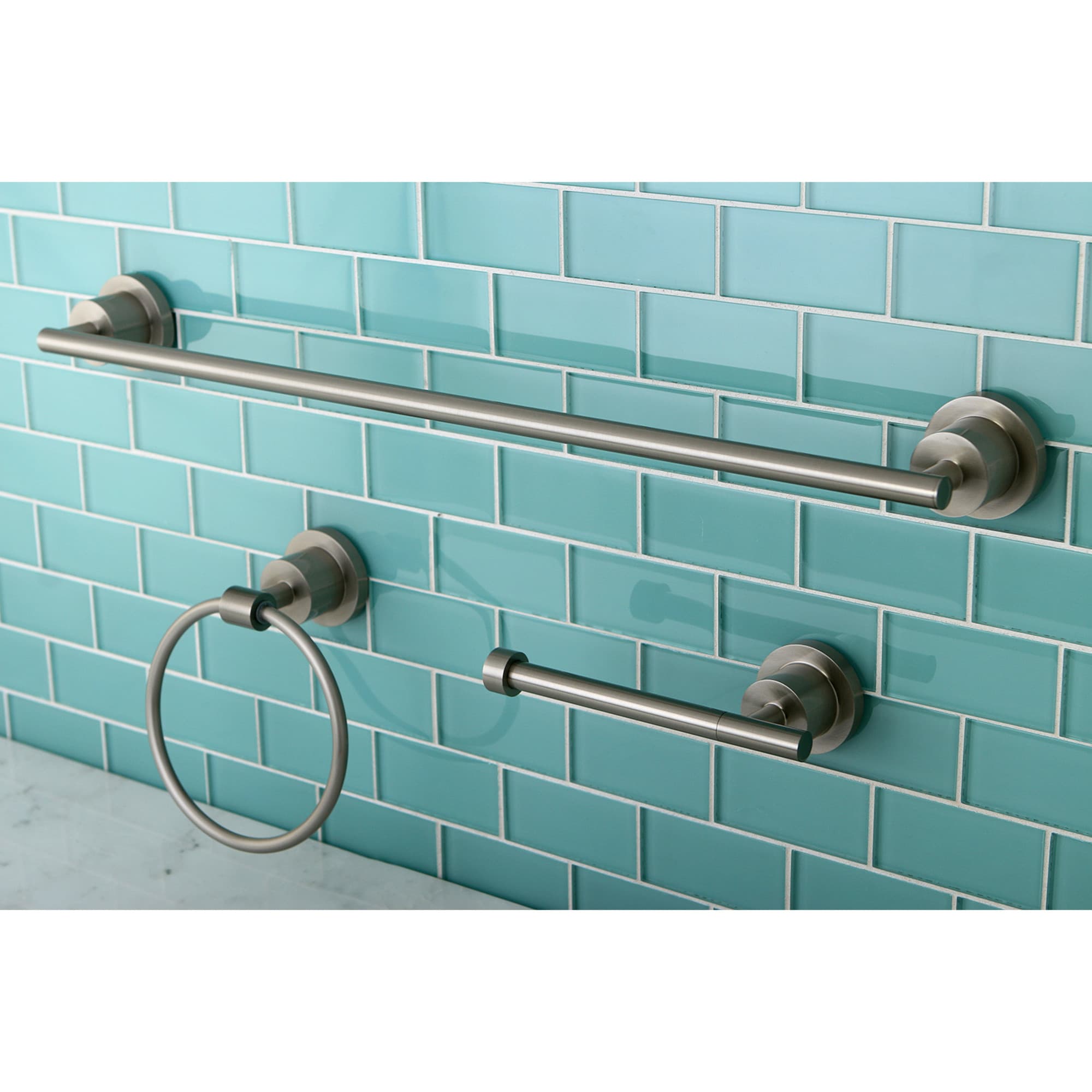 Juego de accesorios decorativos para baño en níquel cepillado de 3 piezas estilo Concord de Kingston Brass: Barra para toallas, porta papel higiénico y argolla para toallas, incluidos.