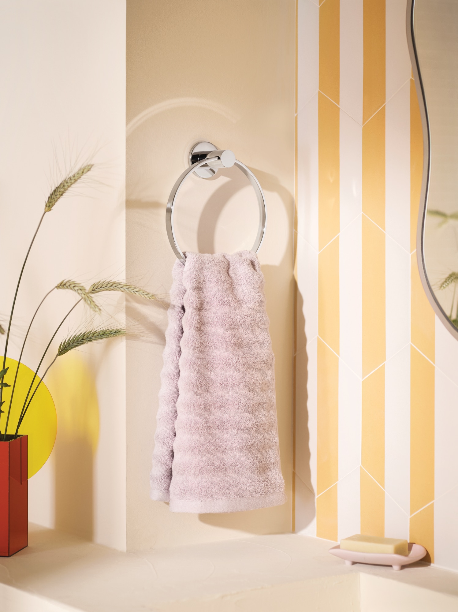 Juego de Accesorios Decorativos para Baño de 3 Piezas Avri en Cromo de Moen: Barra de Toallas, Portarrollos y Argolla de Toallas, Incluidos Y1493CH