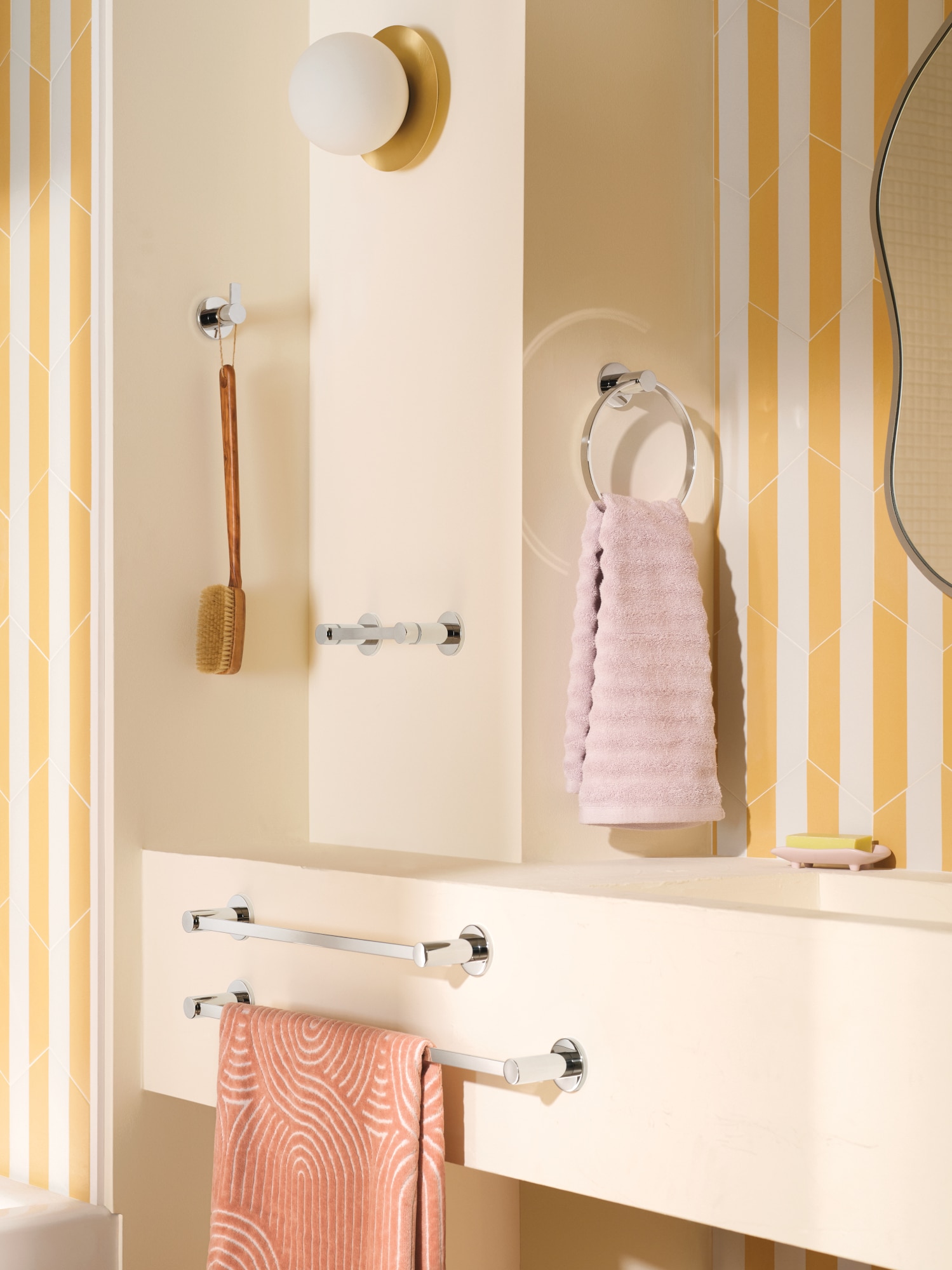 Juego de Accesorios Decorativos para Baño de 3 Piezas Avri en Cromo de Moen: Barra de Toallas, Portarrollos y Argolla de Toallas, Incluidos Y1493CH