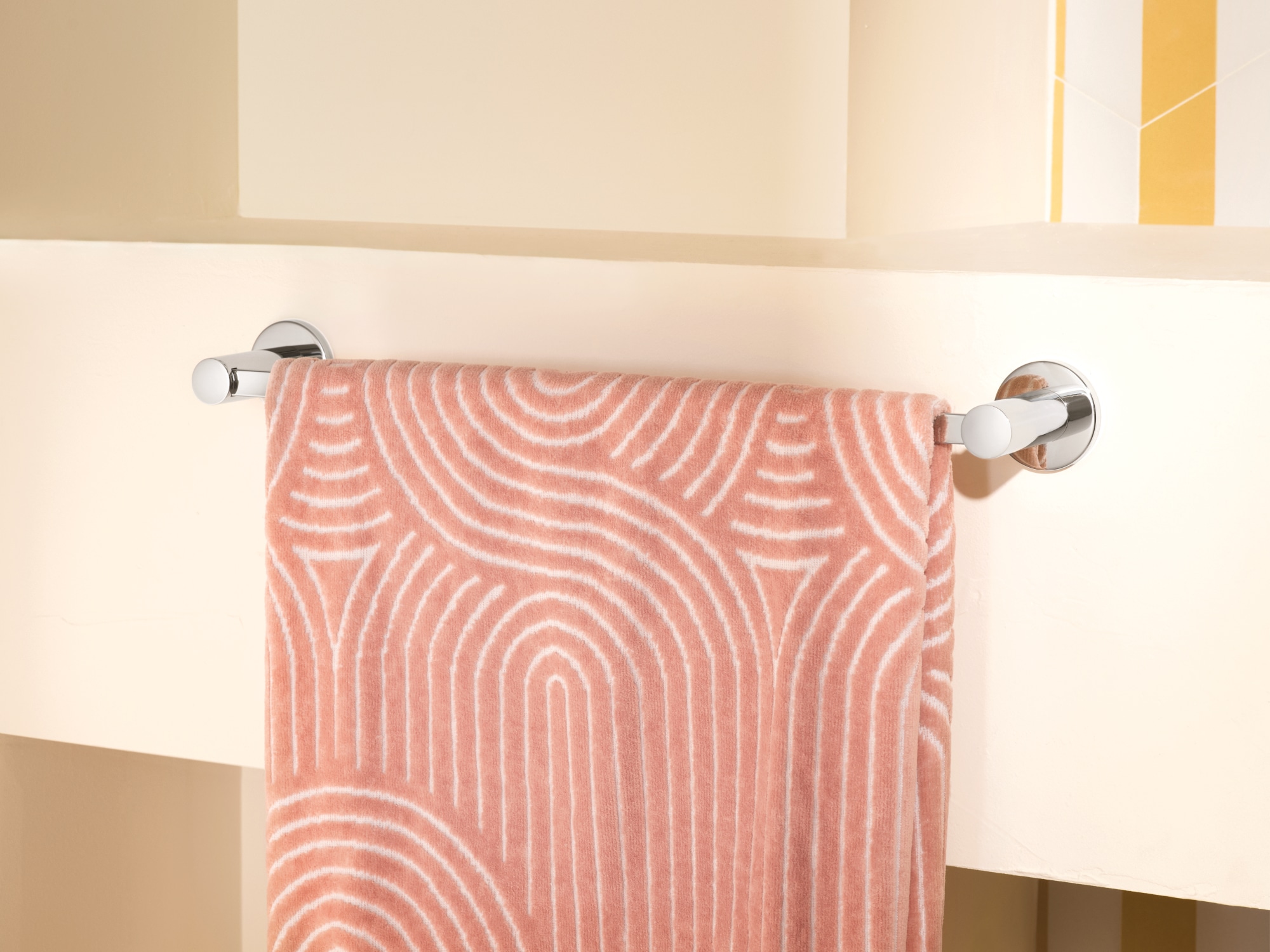 Juego de Accesorios Decorativos para Baño de 3 Piezas Avri en Cromo de Moen: Barra de Toallas, Portarrollos y Argolla de Toallas, Incluidos Y1493CH