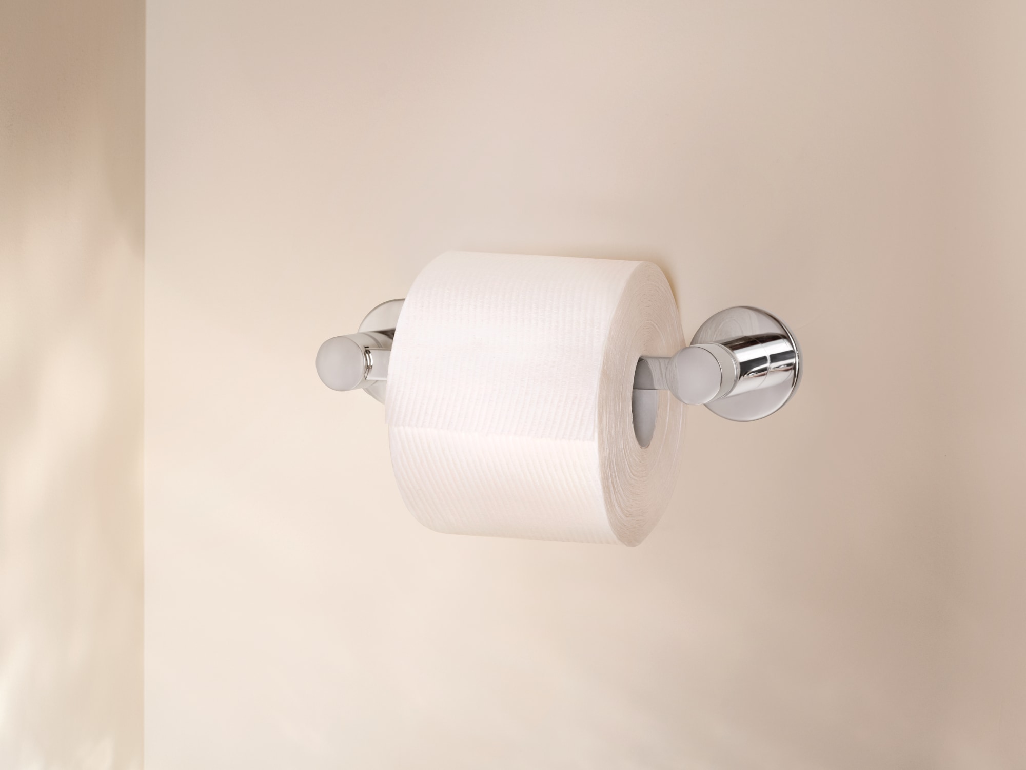 Juego de Accesorios Decorativos para Baño de 3 Piezas Avri en Cromo de Moen: Barra de Toallas, Portarrollos y Argolla de Toallas, Incluidos Y1493CH