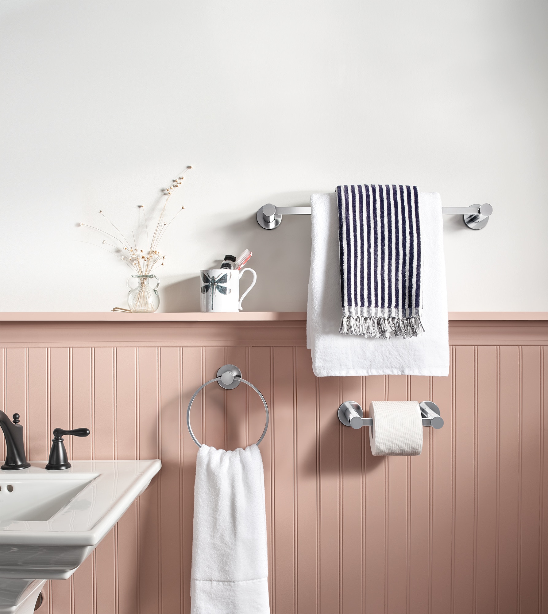 Juego de Accesorios Decorativos para Baño de 3 Piezas Avri en Cromo de Moen: Barra de Toallas, Portarrollos y Argolla de Toallas, Incluidos Y1493CH