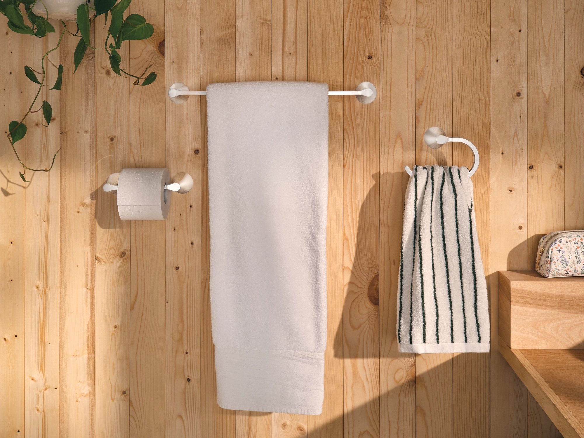 Juego de accesorios decorativos para baño en cromo Moen Graeden de 3 piezas: barra para toallas, portarrollos y gancho para toalla, incluido Y0993CH