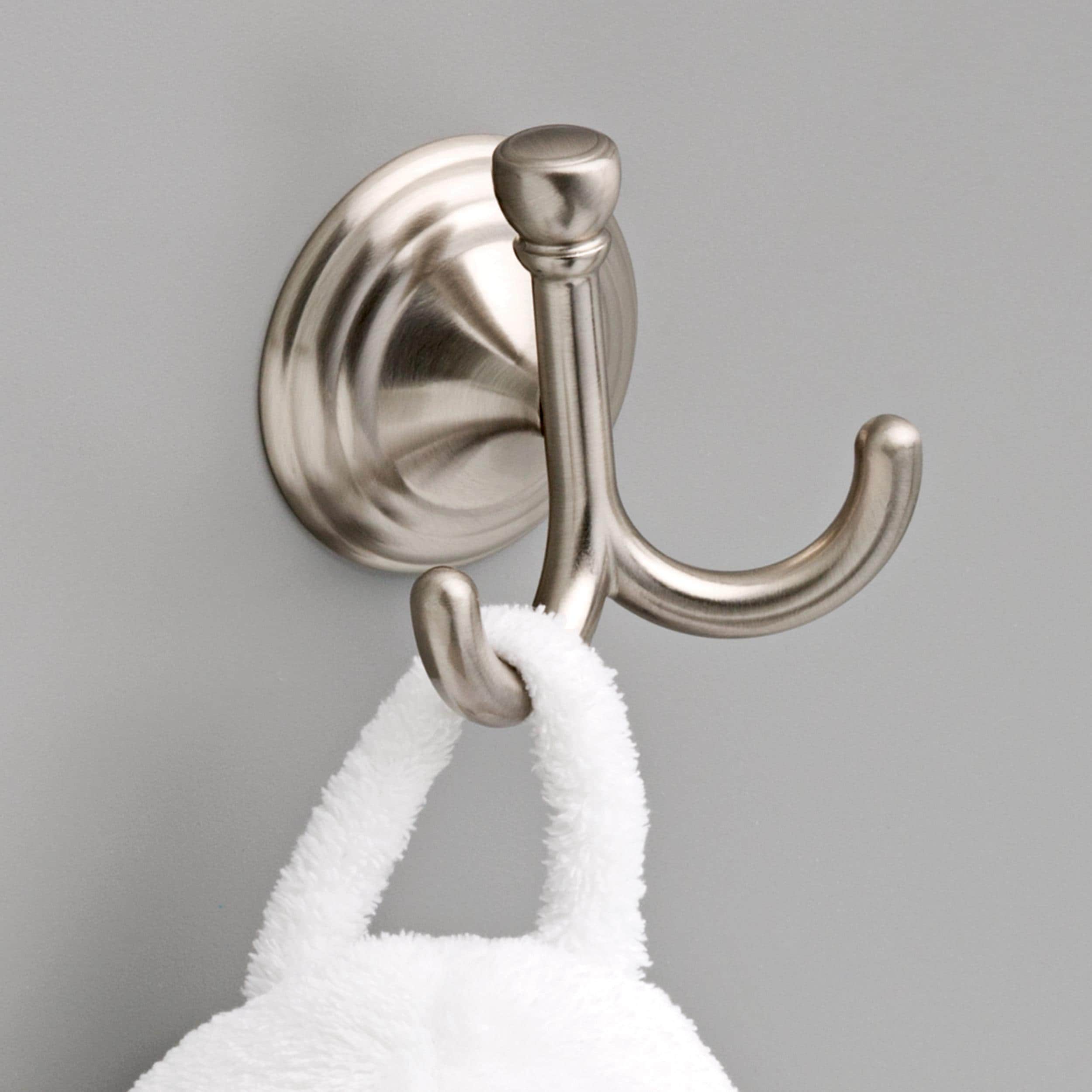 Juego de Accesorios Decorativos para Baño de 4 Piezas en Níquel Cepillado con Protección contra Manchas estilo Windemere de Delta - Incluye Barra de Toalla, Porta Papel Higiénico, Anillo para Toalla y Gancho para Bata WIN64-BN-VK