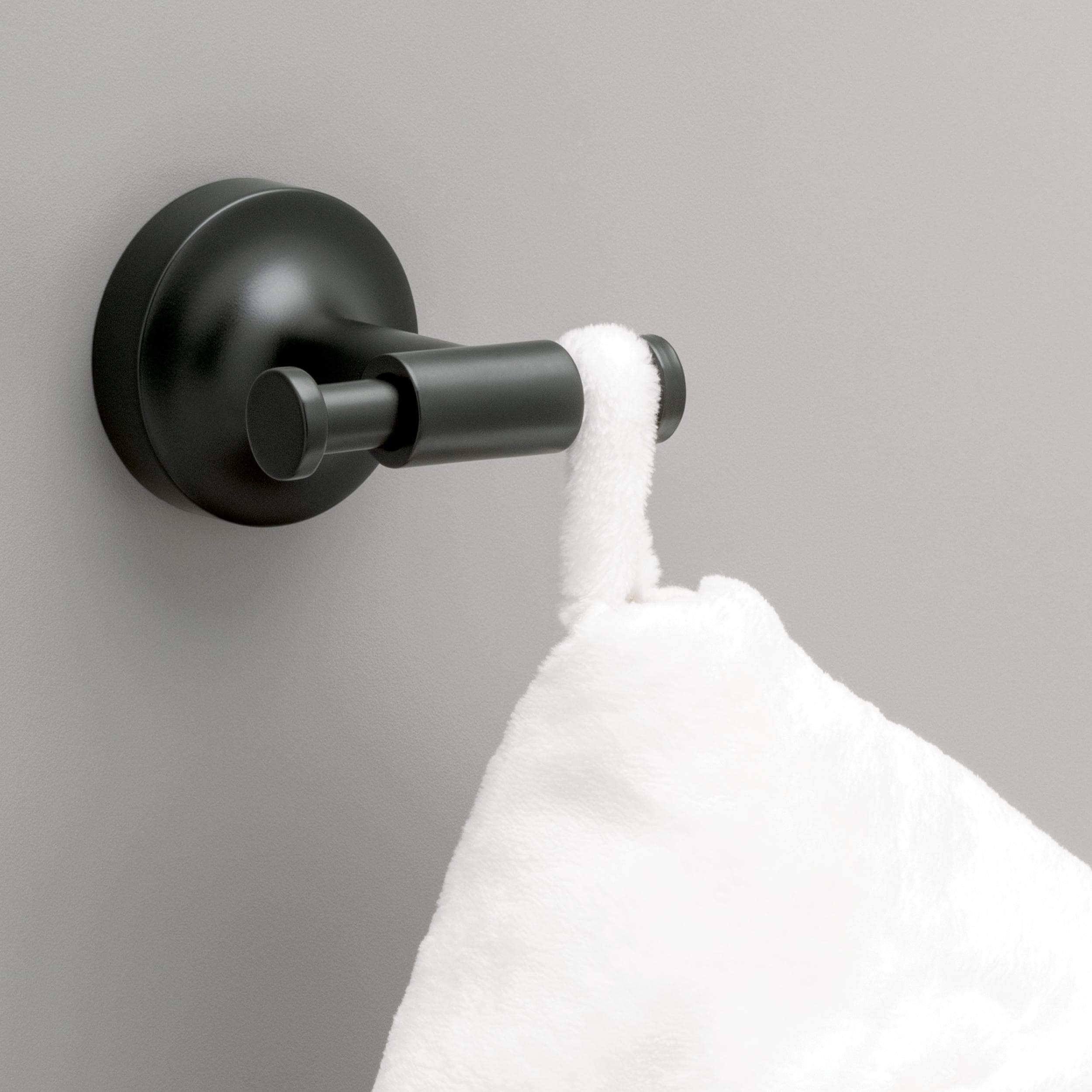 Juego de accesorios decorativos para baño en negro mate de 4 piezas Franklin Brass Voisin - Barra para toallas, porta papel higiénico, anillo para toallas y gancho para batas incluidos VOI64-MB-VK