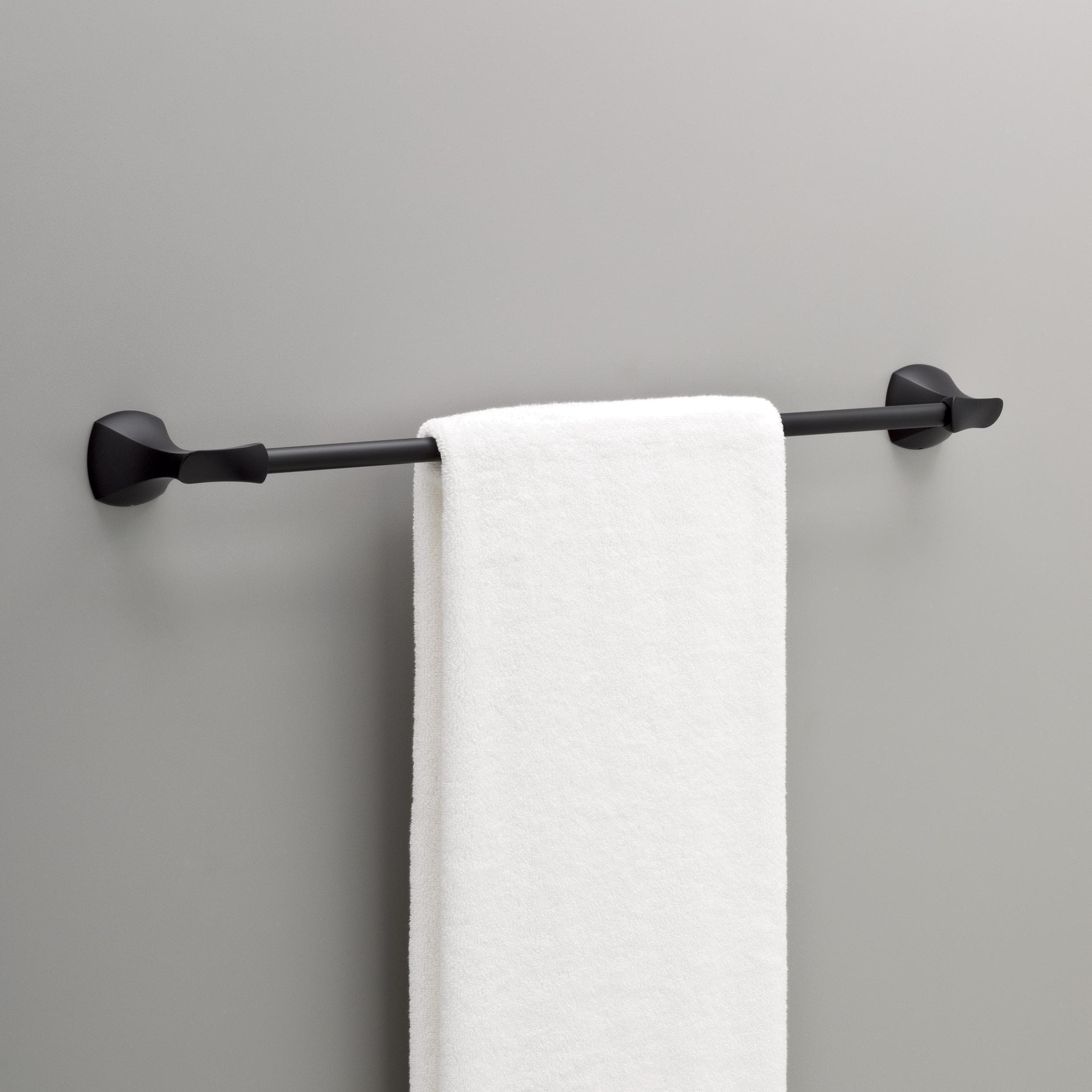 Juego de Accesorios de Baño Decorativos Matte Black de 4 Piezas Delta Sandover - Barra de Toalla, Porta Papel, Argolla de Toalla, Gancho para Bata incluido SAN64-FB-VK