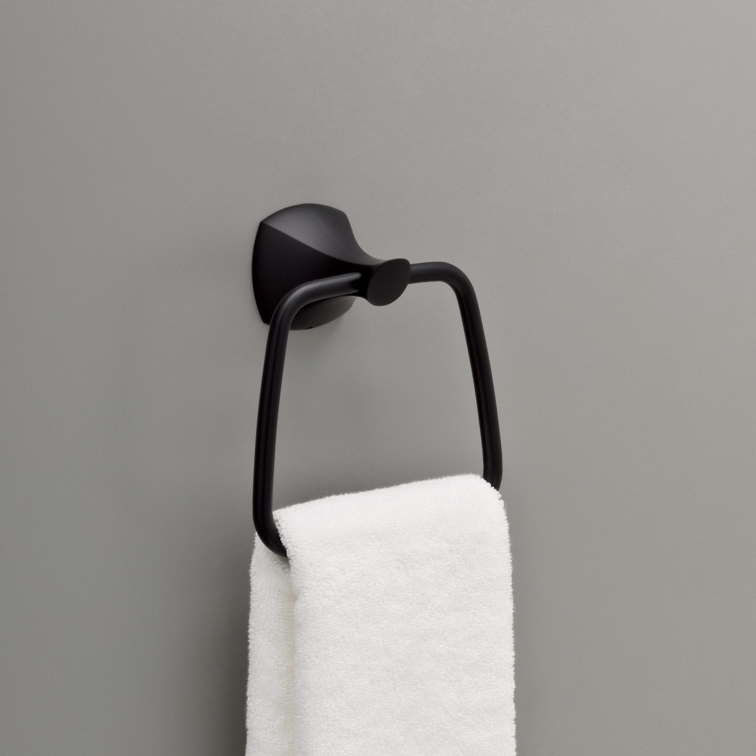 Juego de Accesorios de Baño Decorativos Matte Black de 4 Piezas Delta Sandover - Barra de Toalla, Porta Papel, Argolla de Toalla, Gancho para Bata incluido SAN64-FB-VK