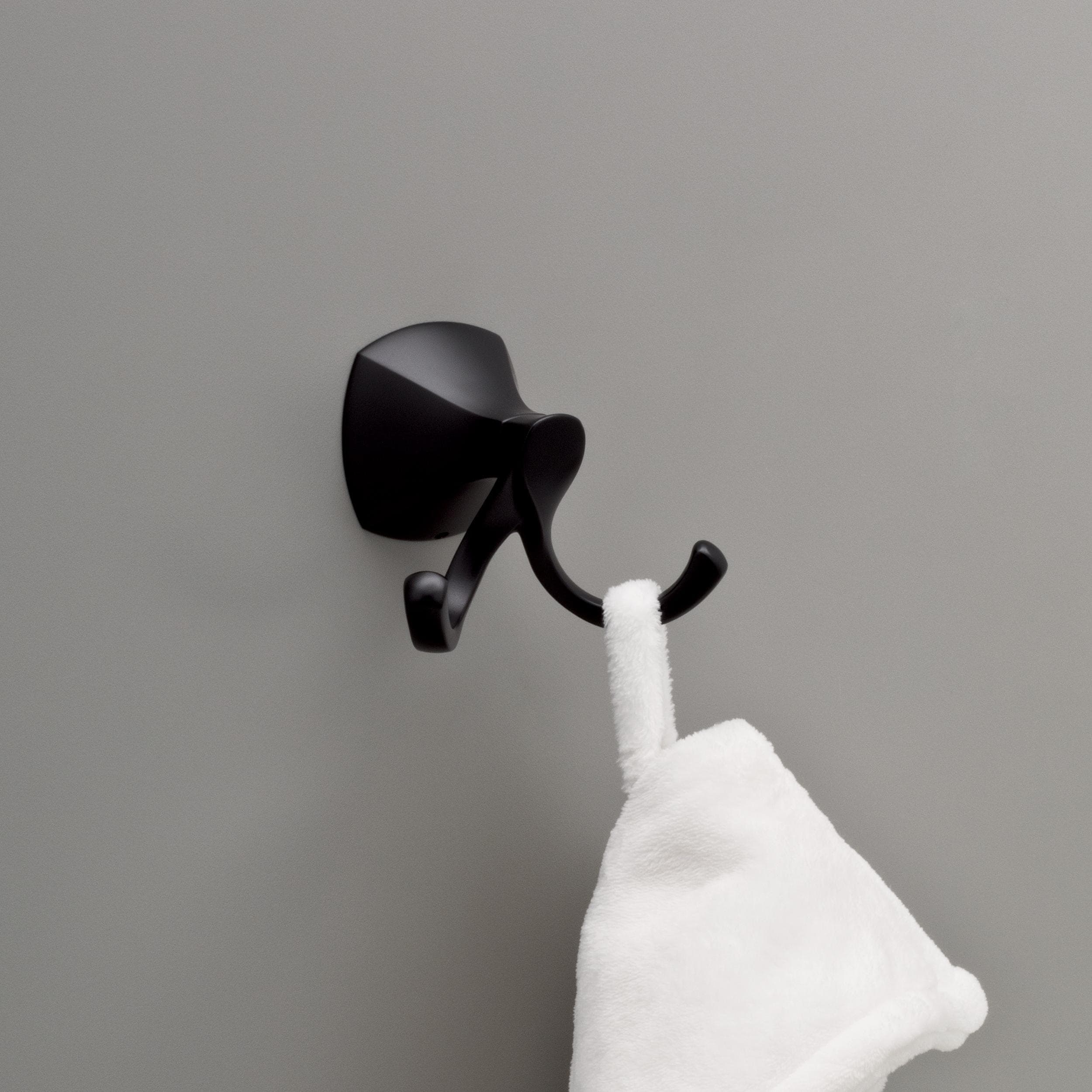 Juego de Accesorios de Baño Decorativos Matte Black de 4 Piezas Delta Sandover - Barra de Toalla, Porta Papel, Argolla de Toalla, Gancho para Bata incluido SAN64-FB-VK
