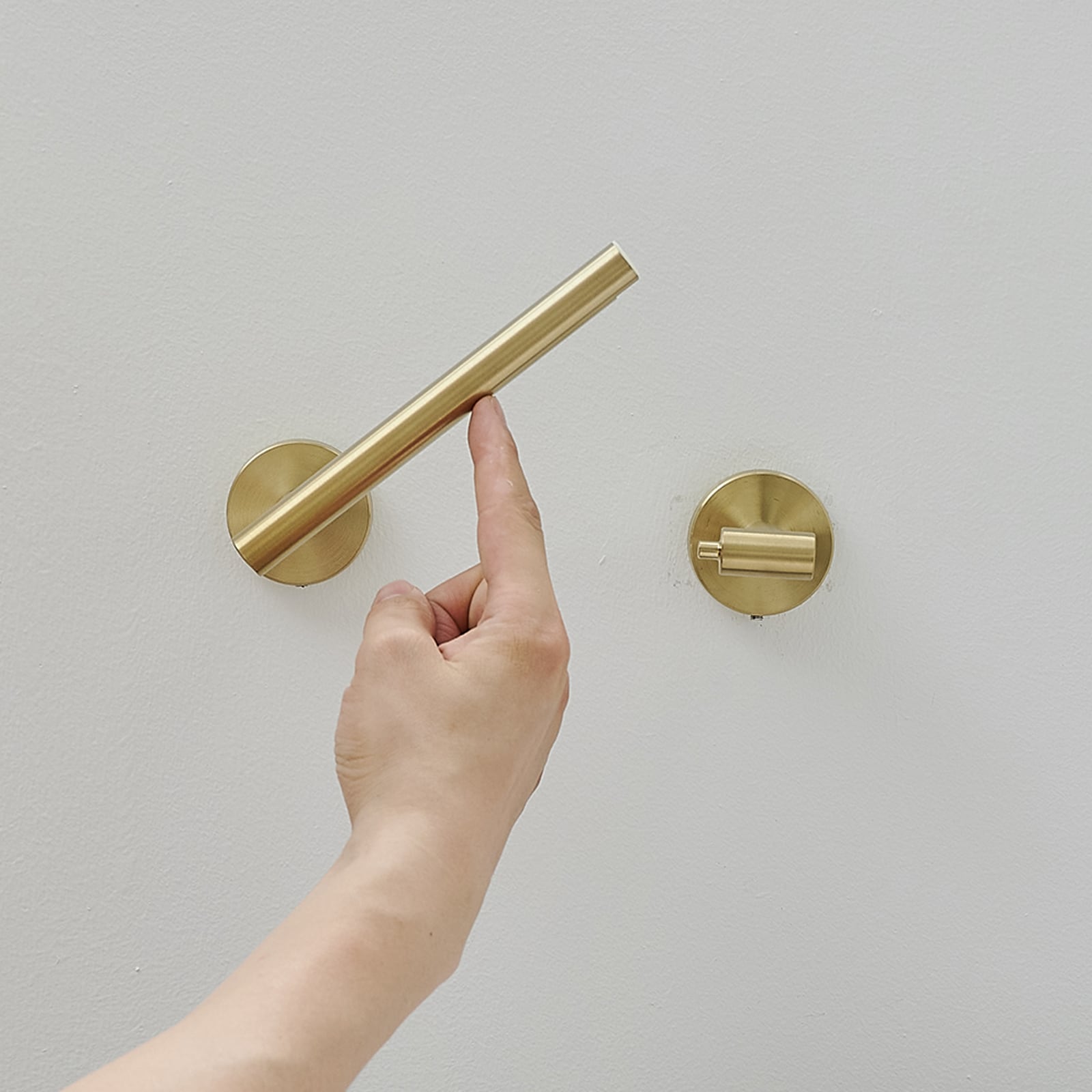 Juego de Accesorios de Baño Decorativo en Dorado Cepillado de 2 Piezas - Portarrollos de Papel Higiénico, Argolla para Toallas (Incluidos) A-91040-BG