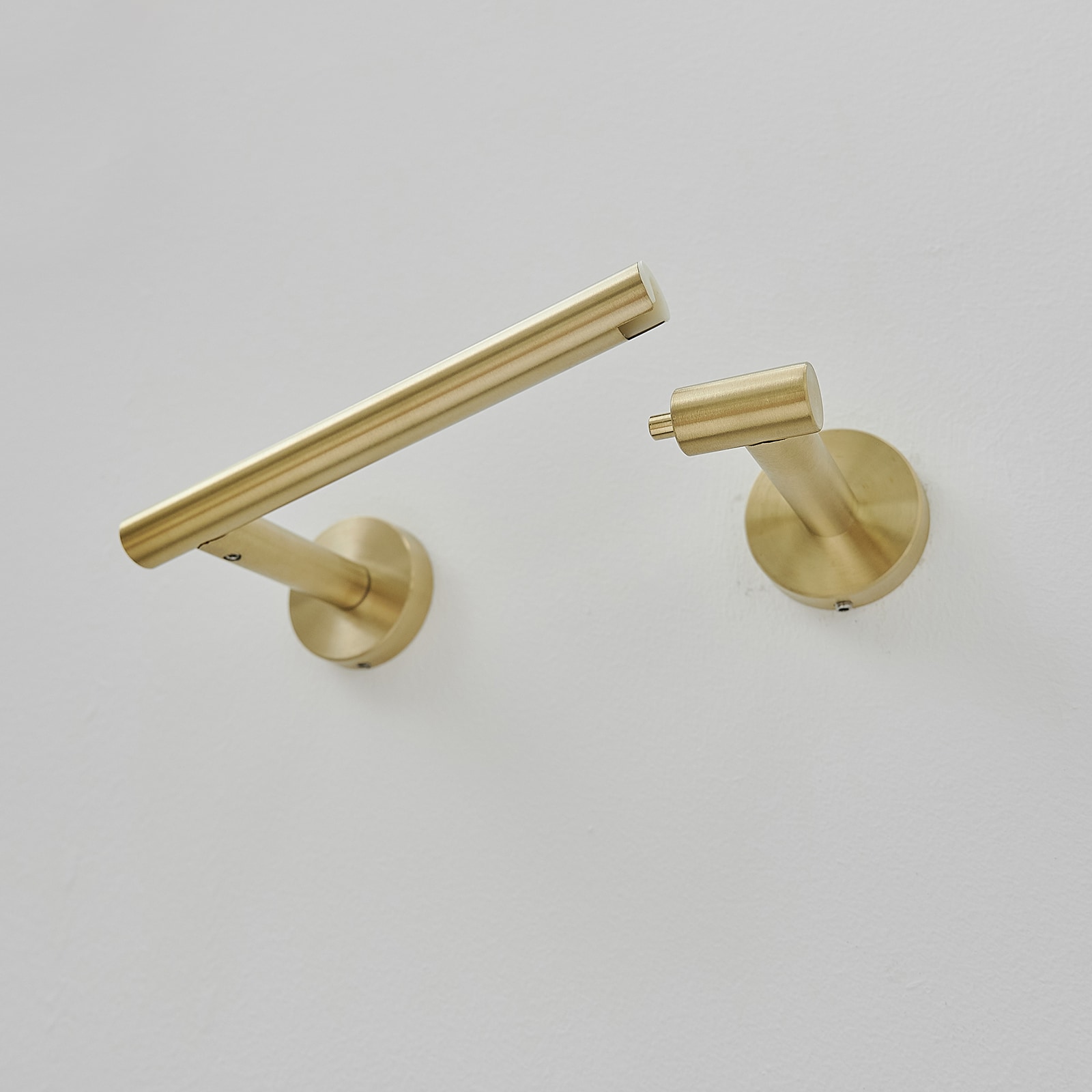 Juego de Accesorios de Baño Decorativo en Dorado Cepillado de 2 Piezas - Portarrollos de Papel Higiénico, Argolla para Toallas (Incluidos) A-91040-BG
