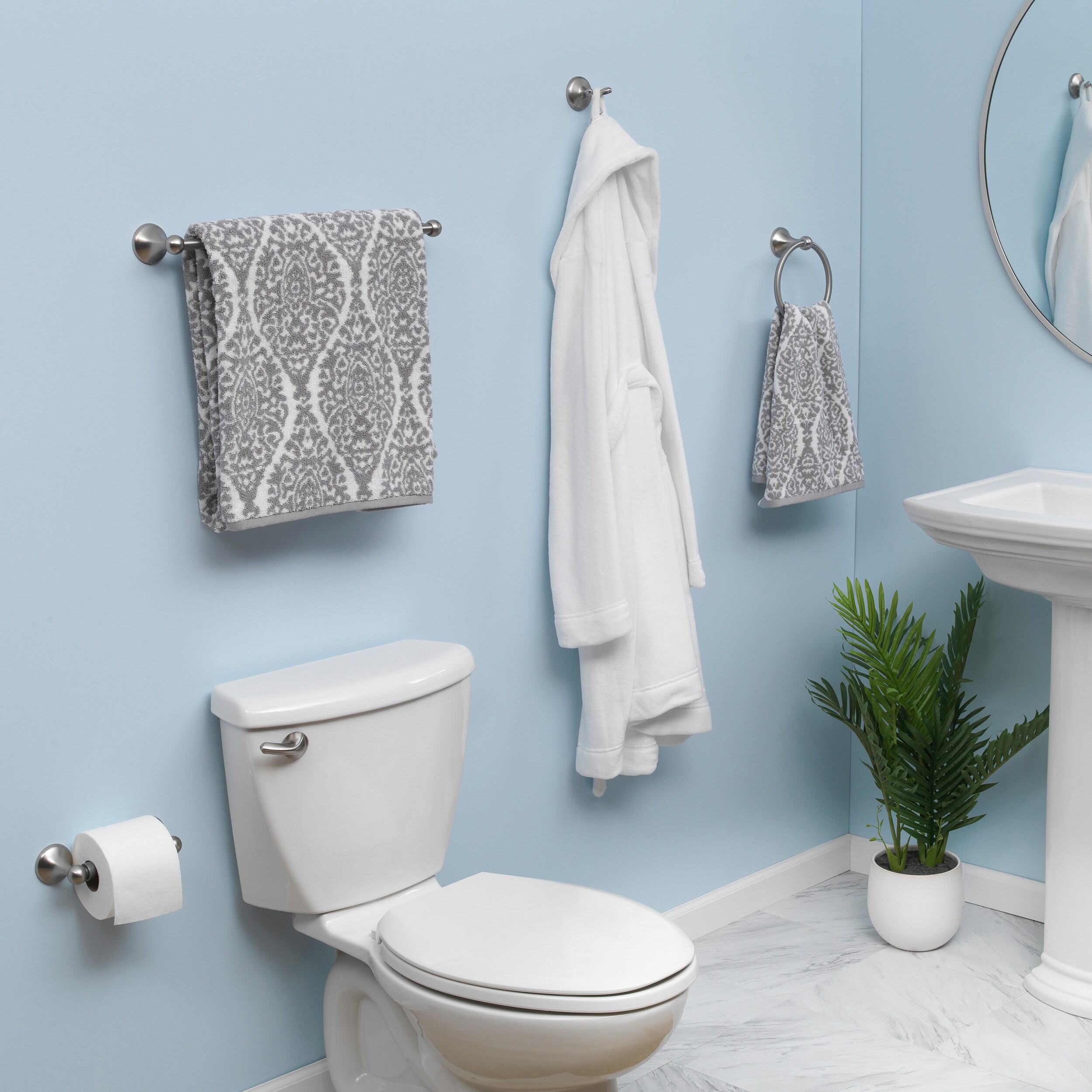 Juego de accesorios decorativos para baño de 4 piezas en níquel cepillado Woodlawn de Project Source: Barra para toallas, Porta papel higiénico, Gancho para batas y Anillo para toallas incluidos 167-V014KT-PSBN