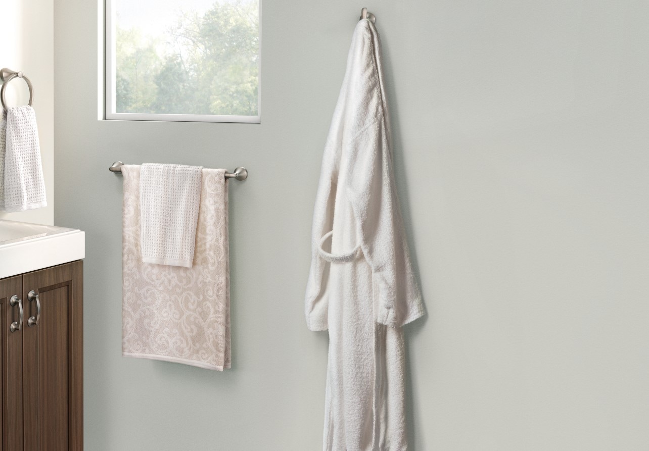 Conjunto decorativo de baño de níquel cepillado Moen 4 piezas Wellton: Barra para toallas, portarrollos, anillo para toallas y gancho para batas incluidos Y1394BN