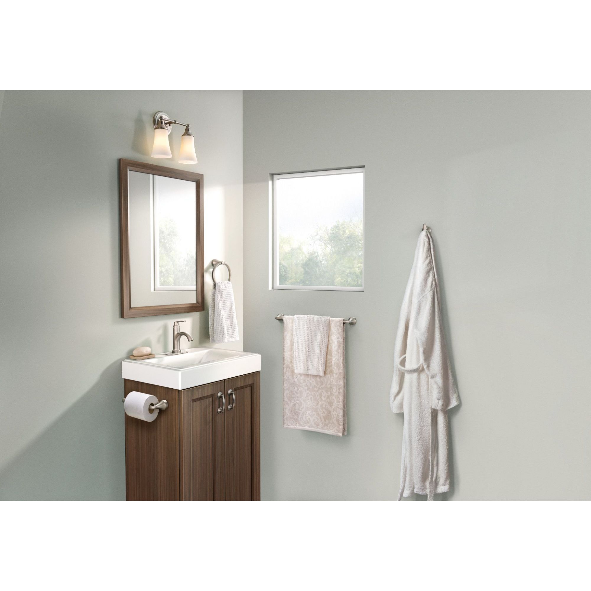 Conjunto decorativo de baño de níquel cepillado Moen 4 piezas Wellton: Barra para toallas, portarrollos, anillo para toallas y gancho para batas incluidos Y1394BN