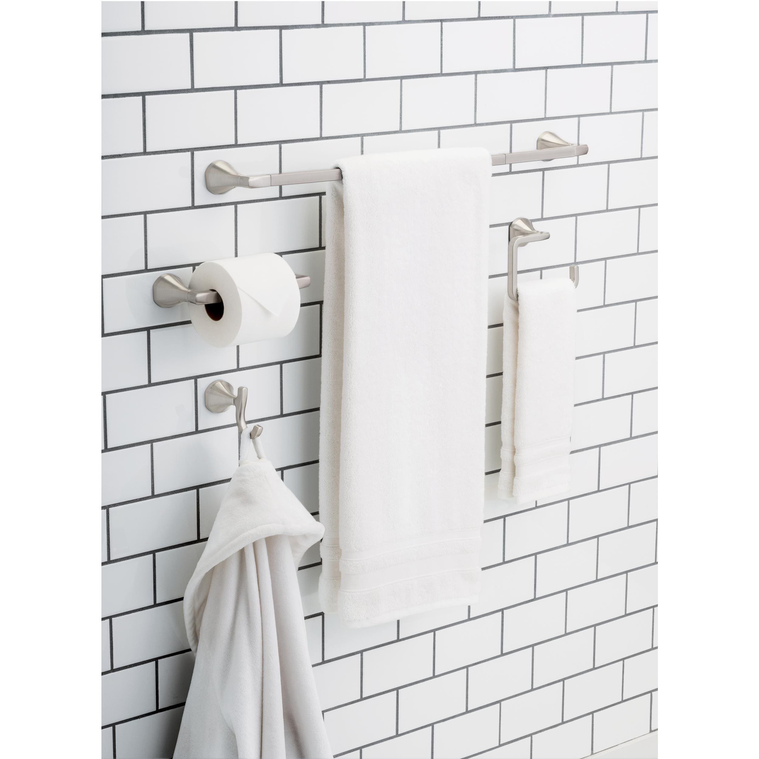 Juego de accesorios decorativos para baño de 3 piezas en níquel cepillado con protección contra manchas Delta Arcadia - Barra de toallas, portarrollos y argolla para toallas incluidos ARC63-BN
