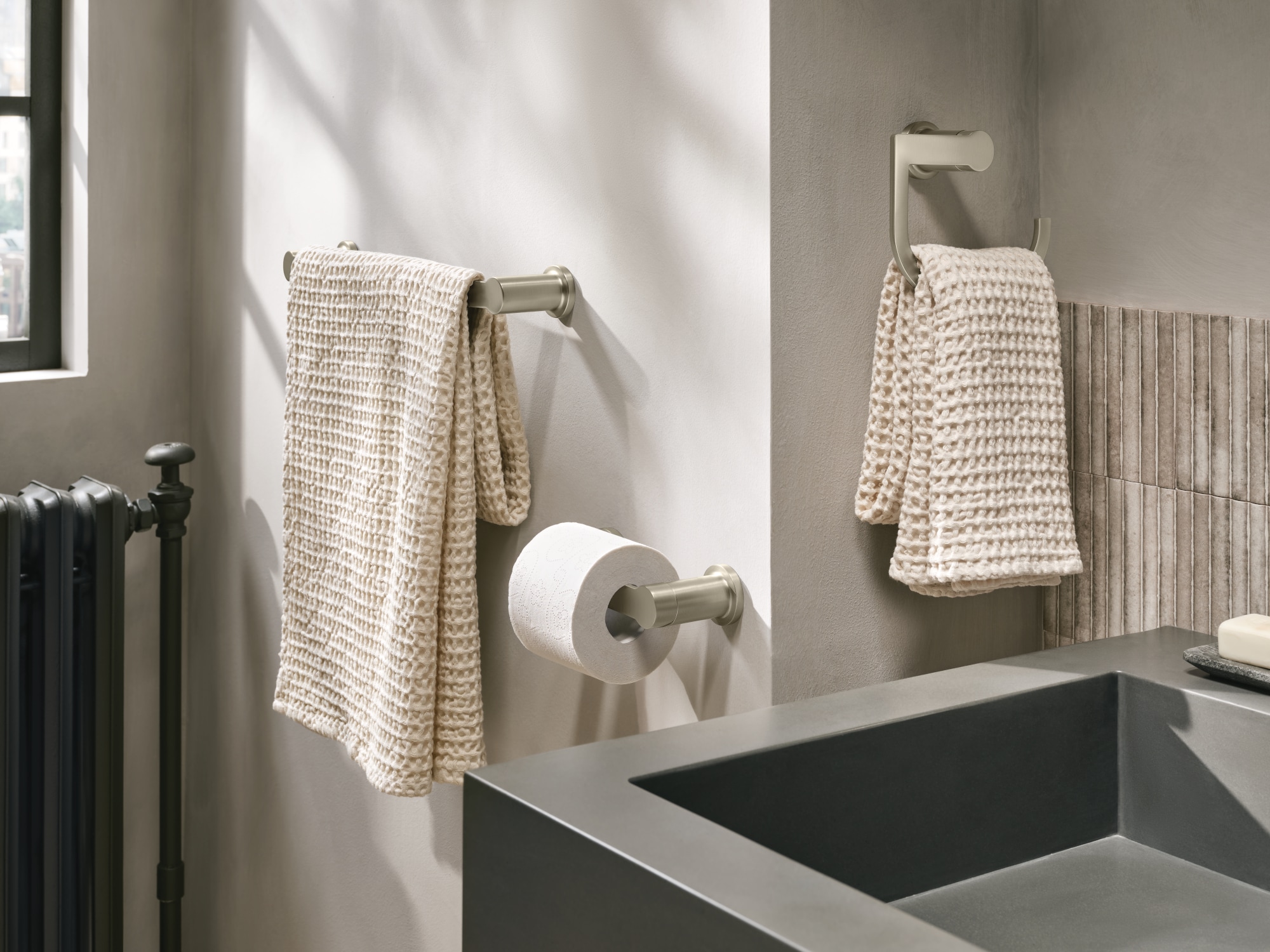 Juego de Accesorios Decorativos para Baño de Níquel Cepillado de 3 Piezas Moen: Barra para Toallas, Portarrollos y Argolla para Toallas Rinza Incluidos Y1193BN