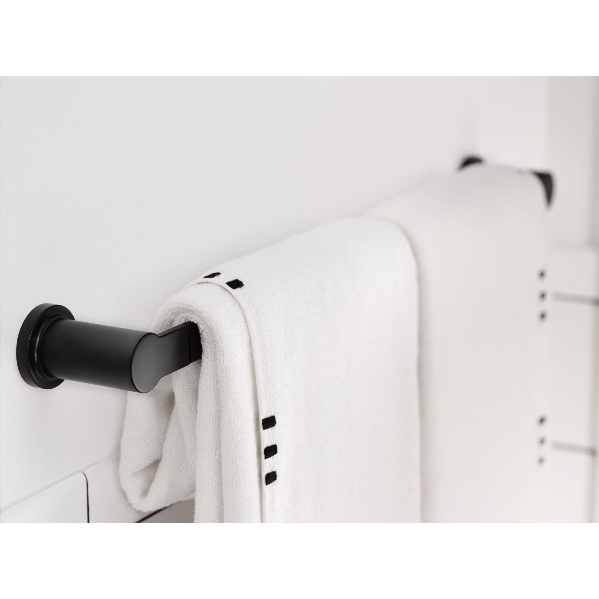 Juego de accesorios decorativos para baño en negro mate de 3 piezas Moen Rinza - Porta toallas, porta papel higiénico y anillo de toallas incluidos Y1193BL