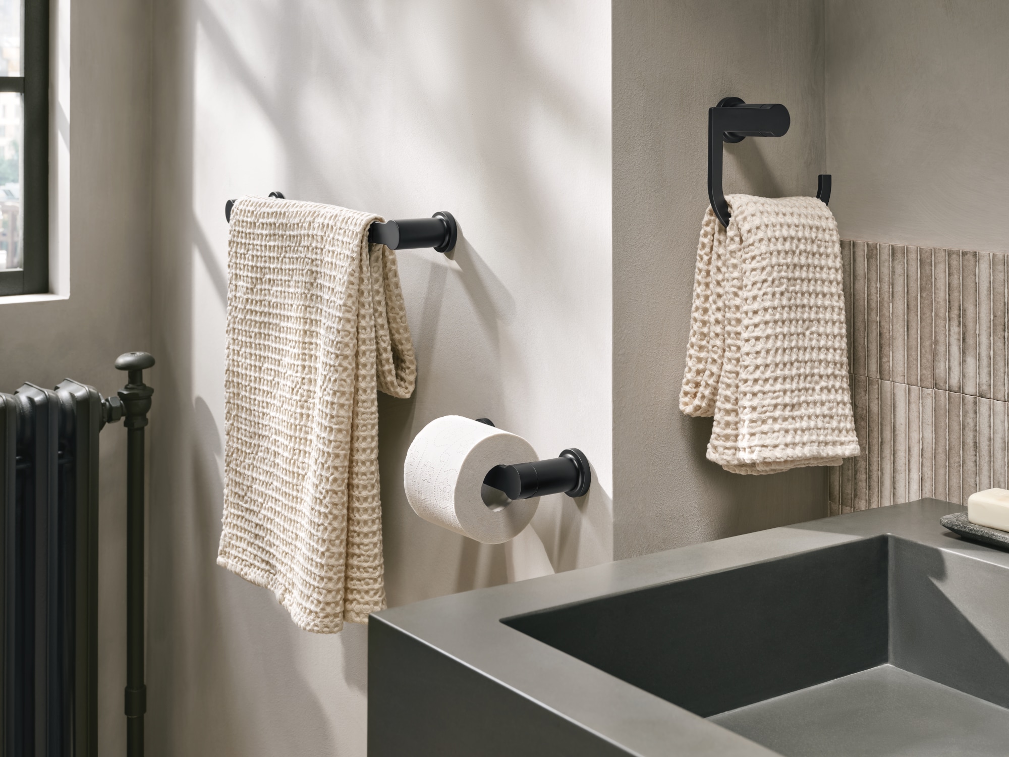 Juego de accesorios decorativos para baño en negro mate de 3 piezas Moen Rinza - Porta toallas, porta papel higiénico y anillo de toallas incluidos Y1193BL