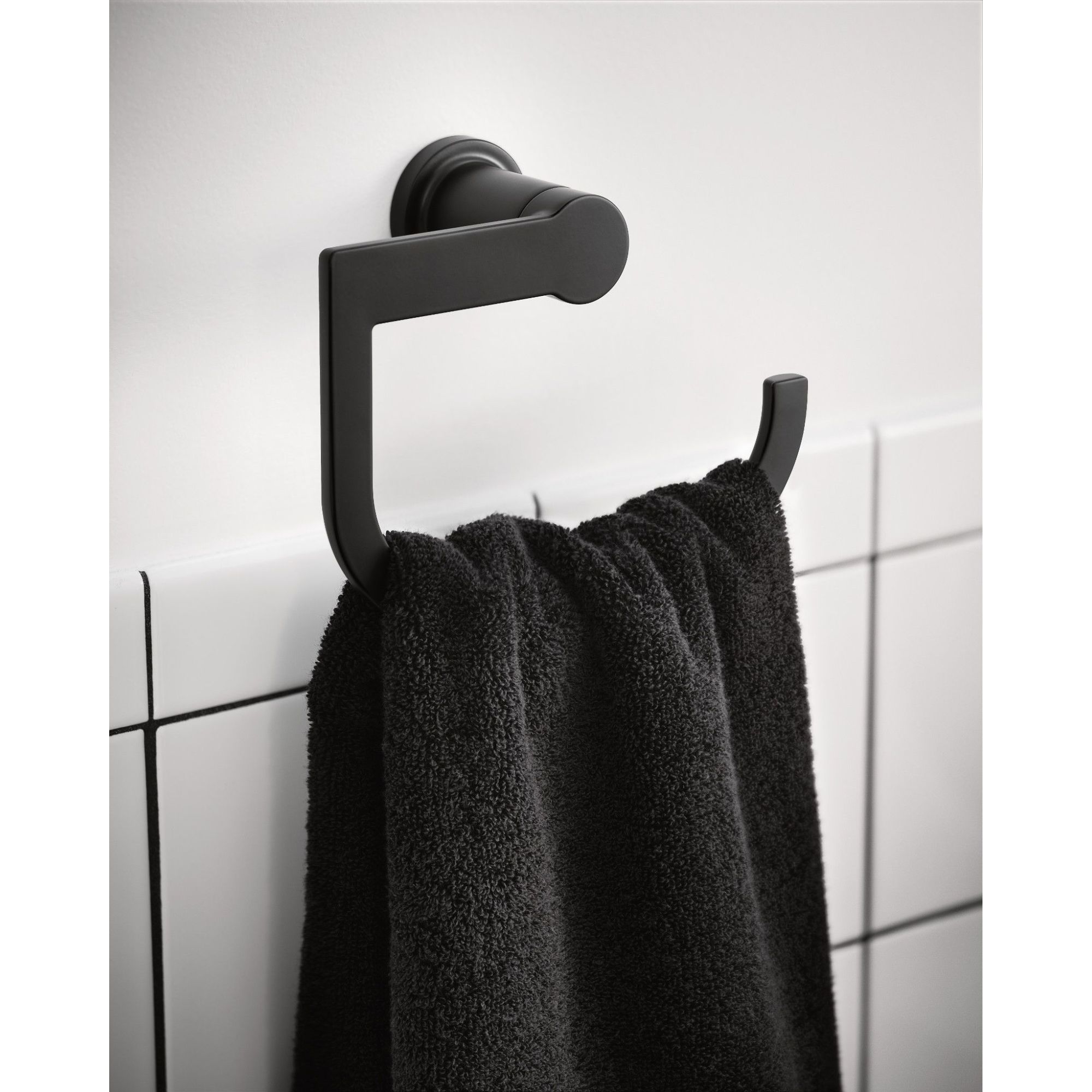 Juego de accesorios decorativos para baño en negro mate de 3 piezas Moen Rinza - Porta toallas, porta papel higiénico y anillo de toallas incluidos Y1193BL