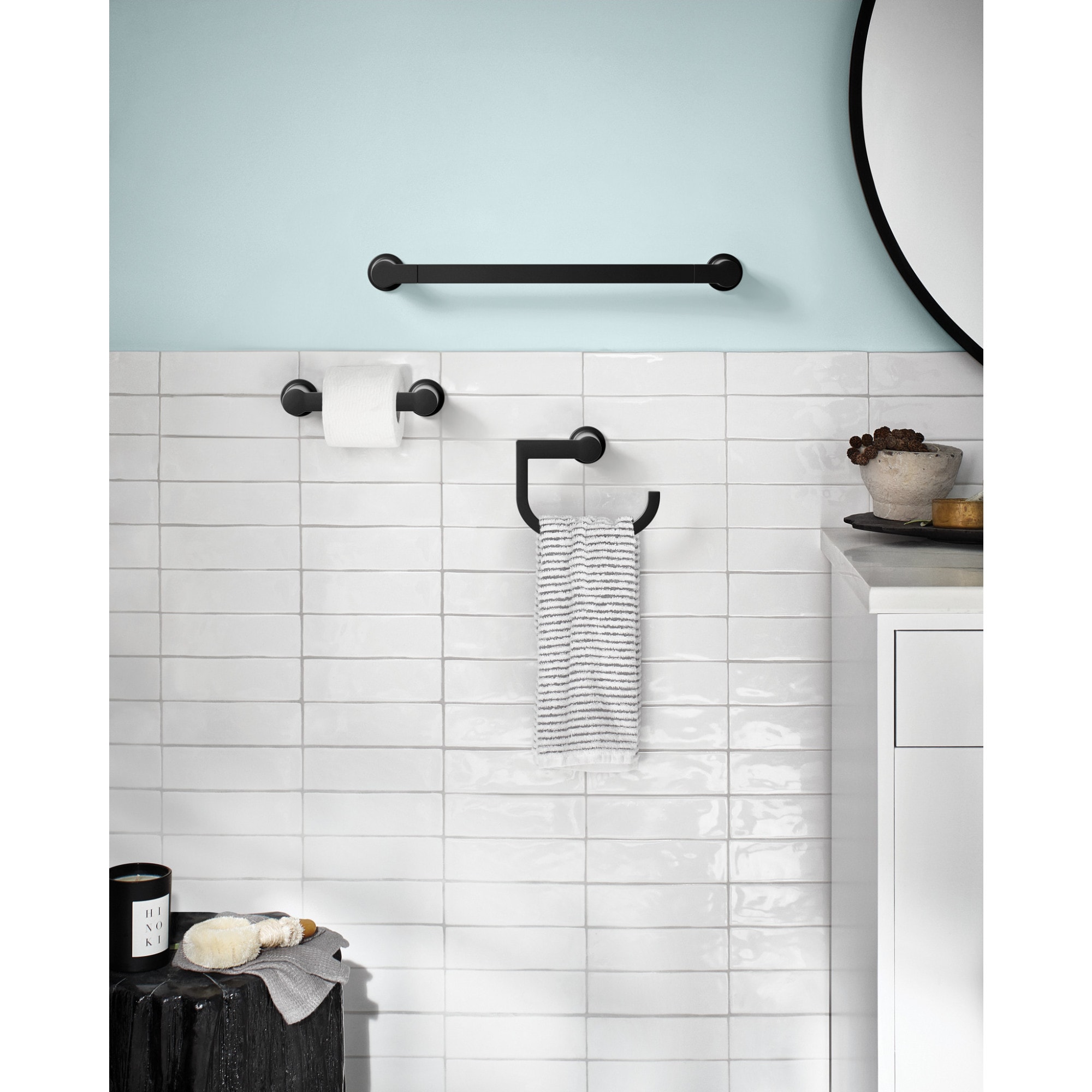 Juego de accesorios decorativos para baño en negro mate de 3 piezas Moen Rinza - Porta toallas, porta papel higiénico y anillo de toallas incluidos Y1193BL