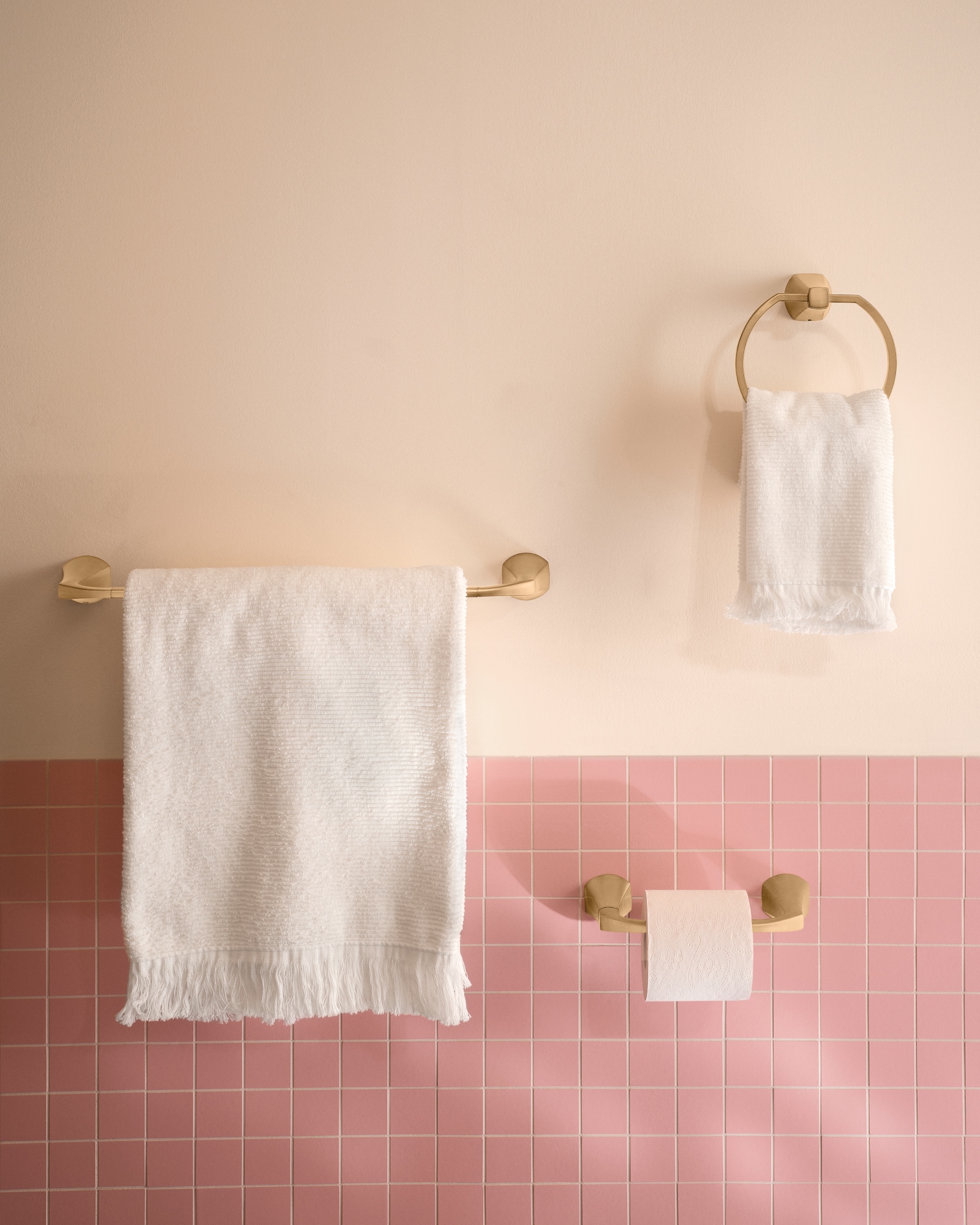 Juego de accesorios decorativos para baño en color dorado cepillado de 3 piezas Lindor de Moen: Barra para toallas, portarrollos y argolla para toallas incluidos MY8793BG.