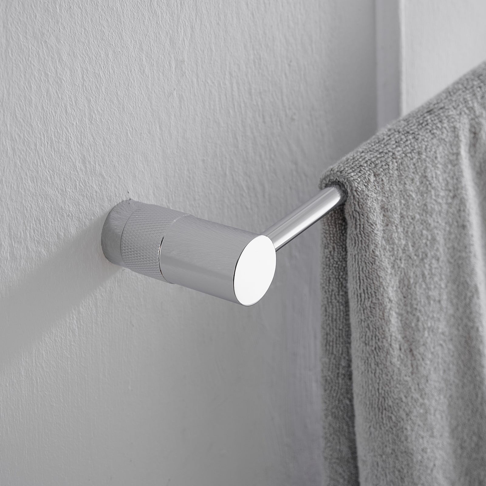Juego de accesorios de baño decorativos de 4 piezas en cromo pulido - Barra de toalla, portarrollos y gancho para batas incluidos A-91056-C