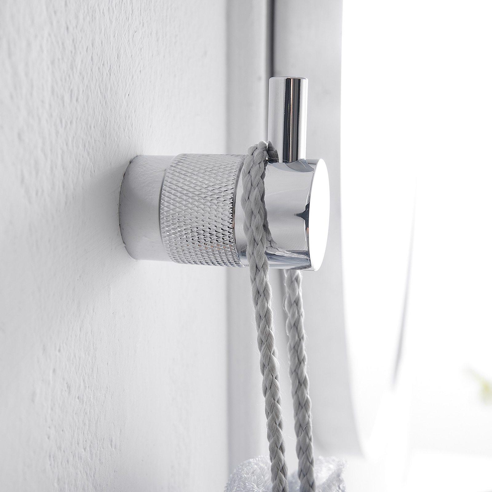 Juego de accesorios de baño decorativos de 4 piezas en cromo pulido - Barra de toalla, portarrollos y gancho para batas incluidos A-91056-C