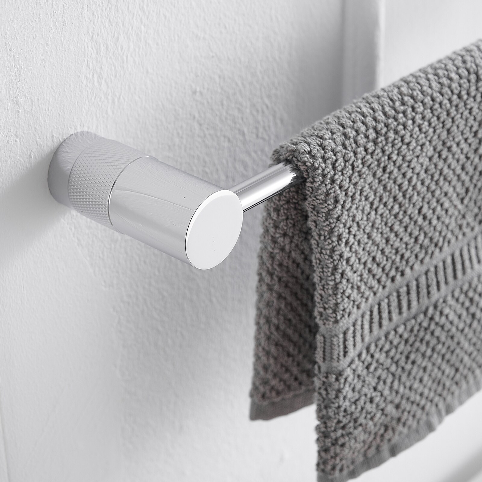 Juego de accesorios de baño decorativos de 4 piezas en cromo pulido - Barra de toalla, portarrollos y gancho para batas incluidos A-91056-C